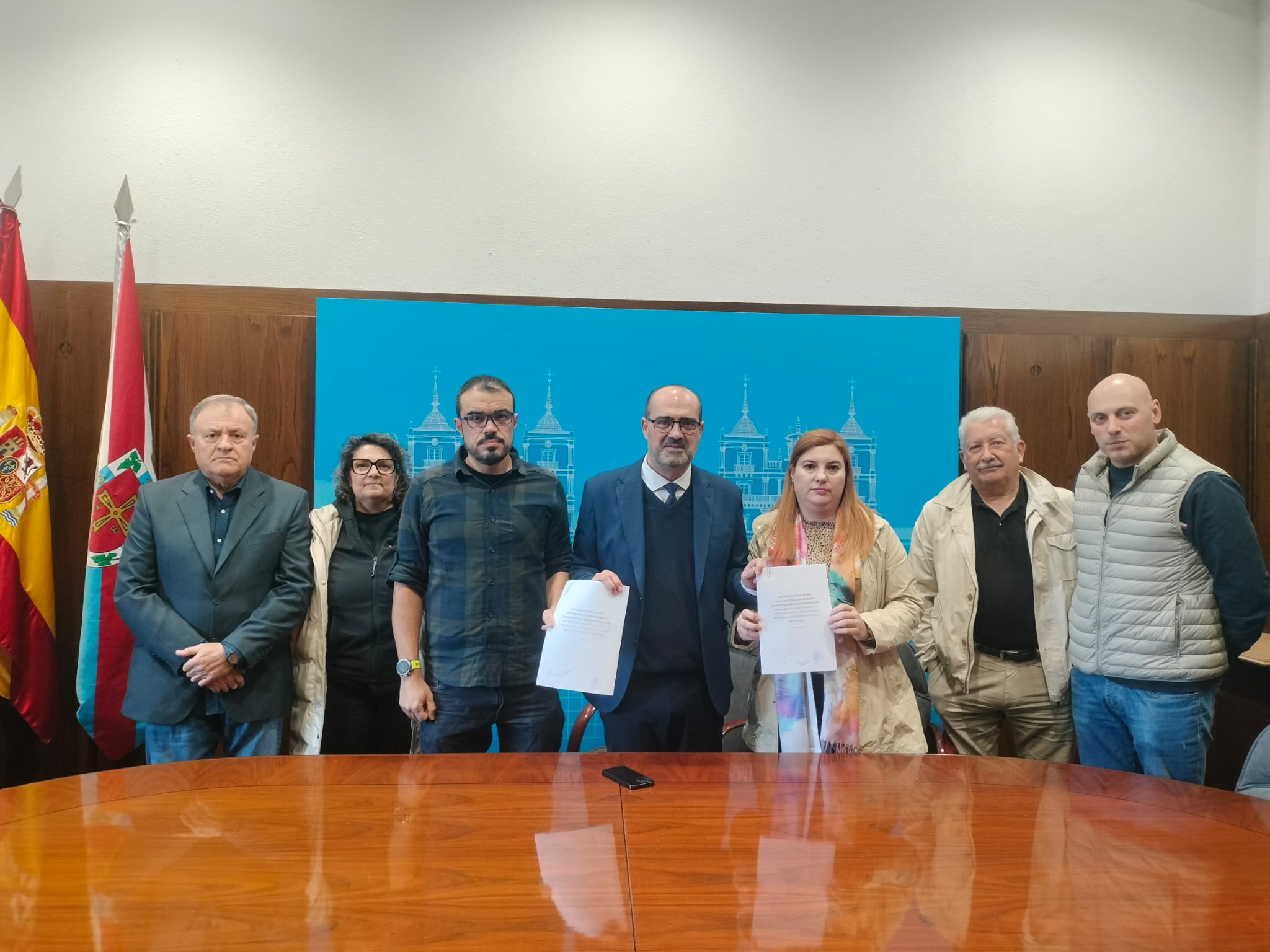 Firma del convenio con la Asociación de Vecinos de Espinoso de Compludo y la Asociación de Vecinos El Nogalón.