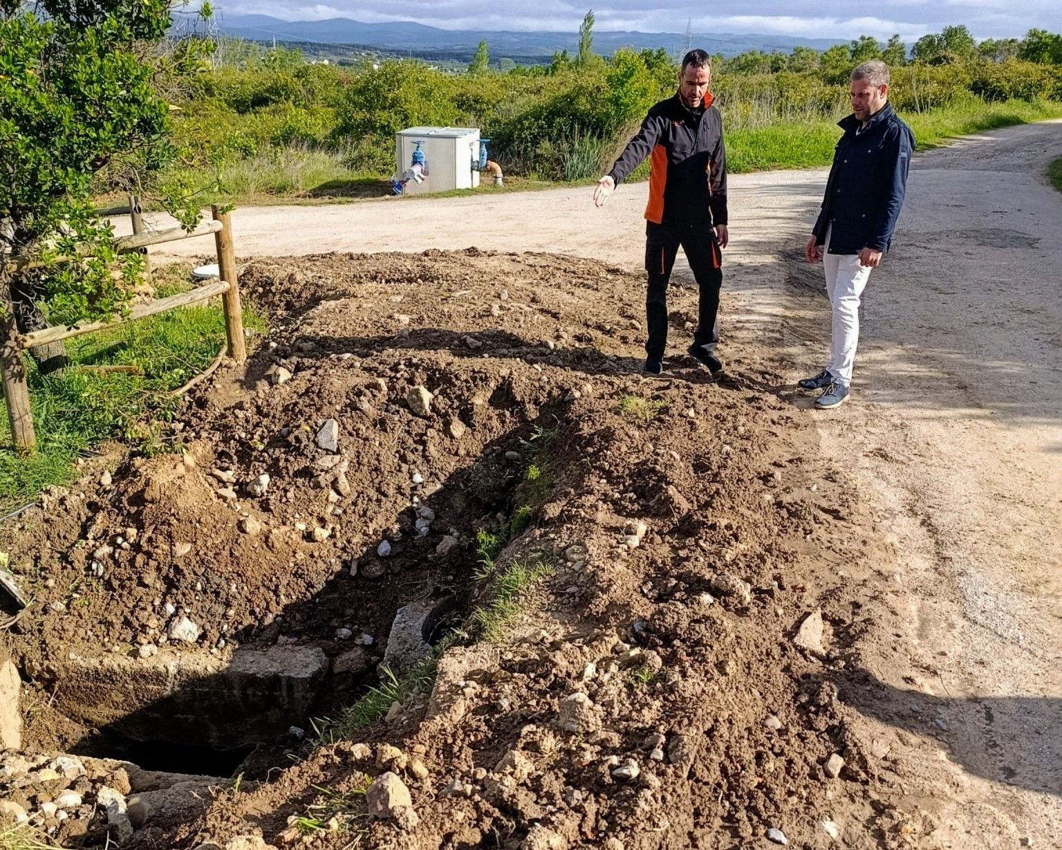 Iván Alonso y el alcalde pedáneo de San Andrés de Montejos, Víctor Manuel Franco, en la Fuente del Abranal.
