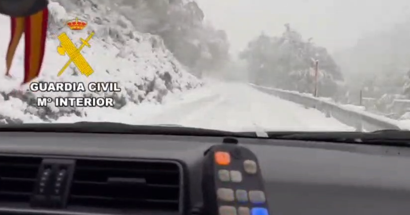Imagen del estado de una de la carreteras del norte de León tras la nevada del mes de mayo. | GUARDÍA CIVIL