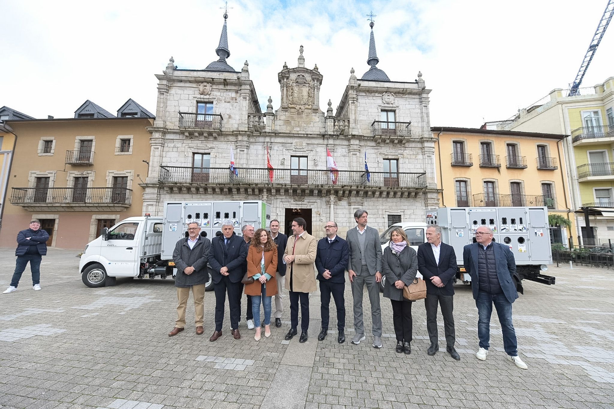 Entrega de los dos puntos móviles en Ponferrada. | MAR IGLESIAS