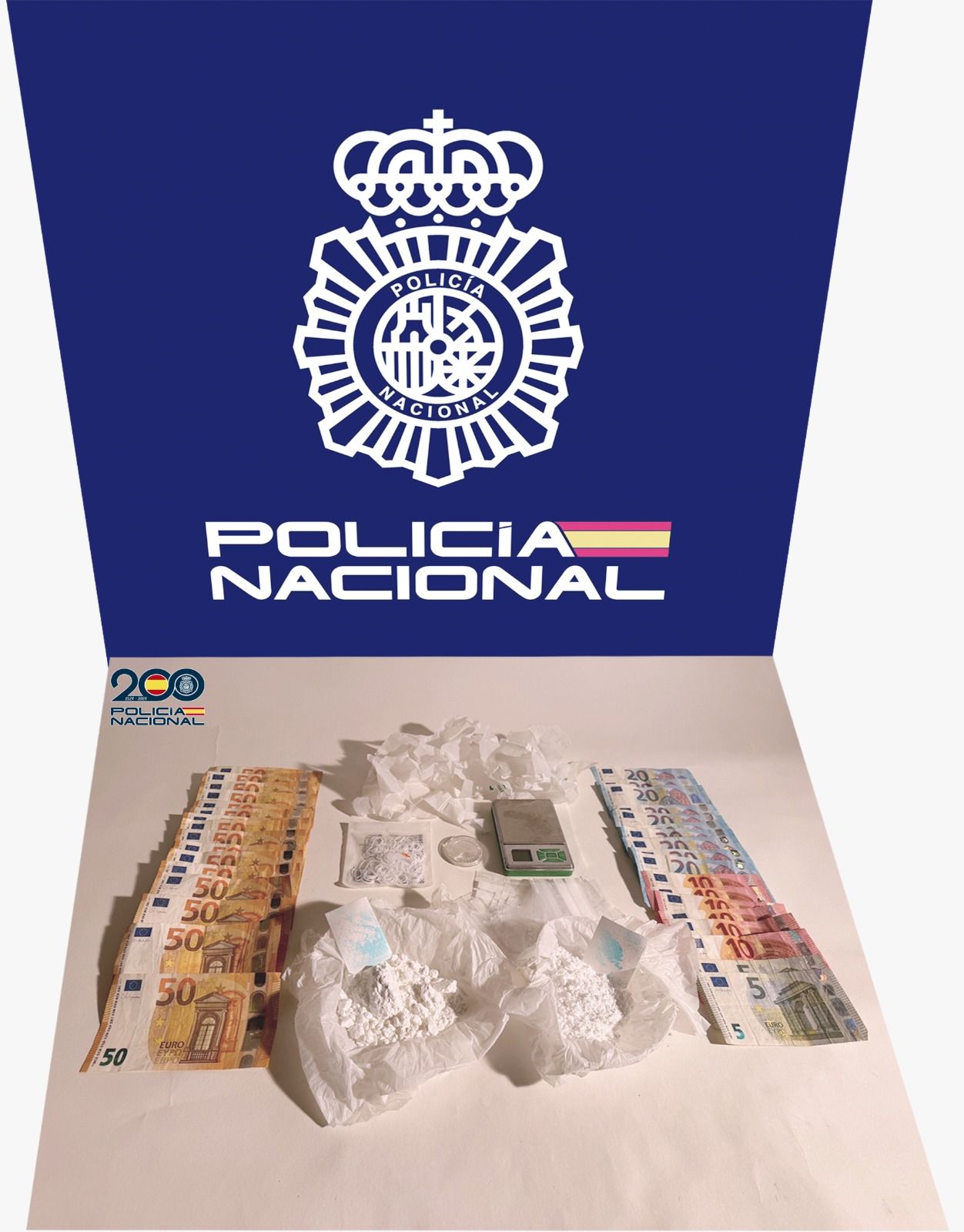 Fueron intervenidas dos bolsas con aproximadamente 60 gramos de cocaína cada una, balanzas de precisión, dinero en efectivo, bolsas y gomas destinadas al empaquetado de dosis