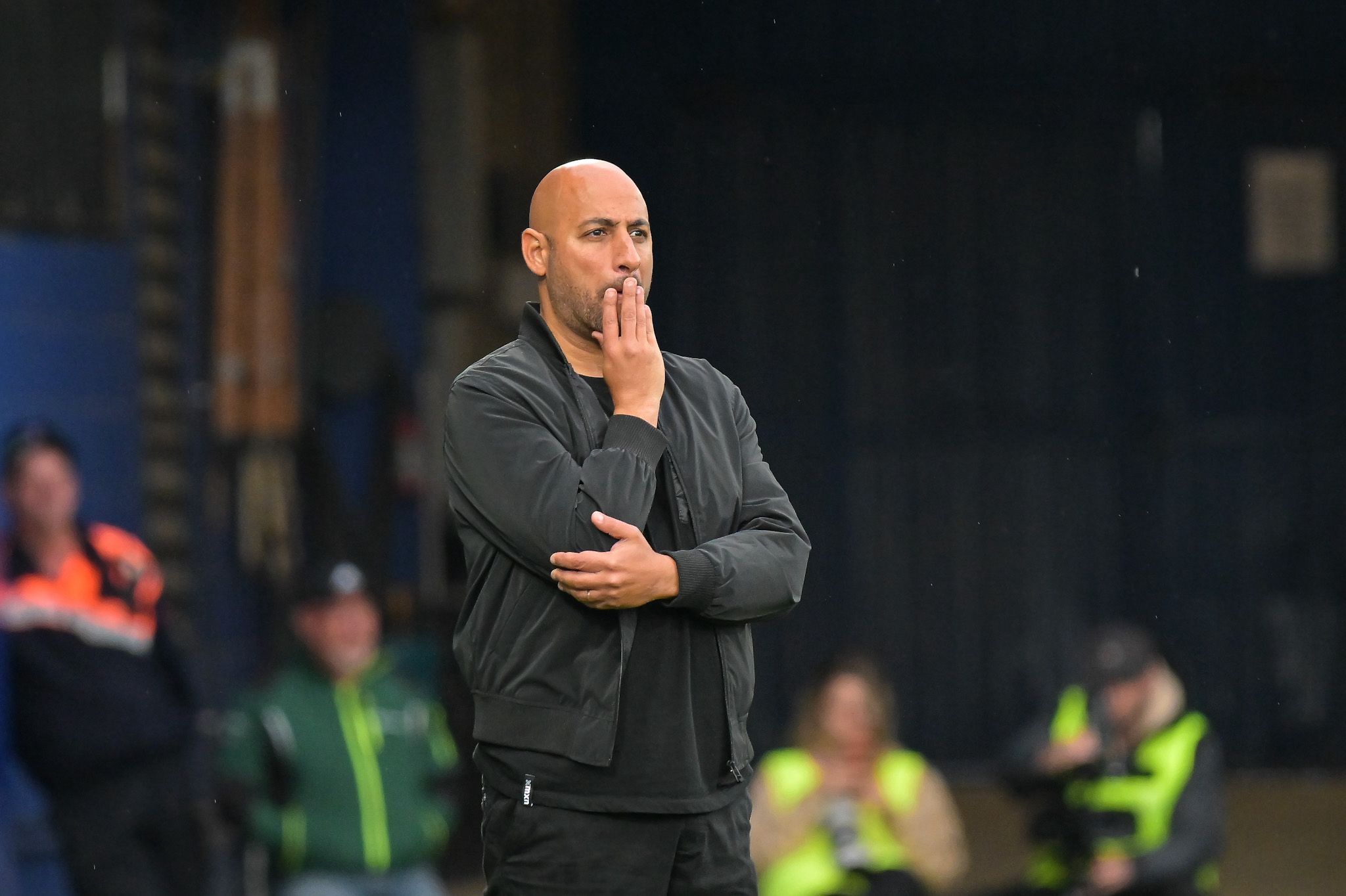 Mehdi Nafti pensativo durante uno de los momentos del partido ante el Avilés. QUINITO
