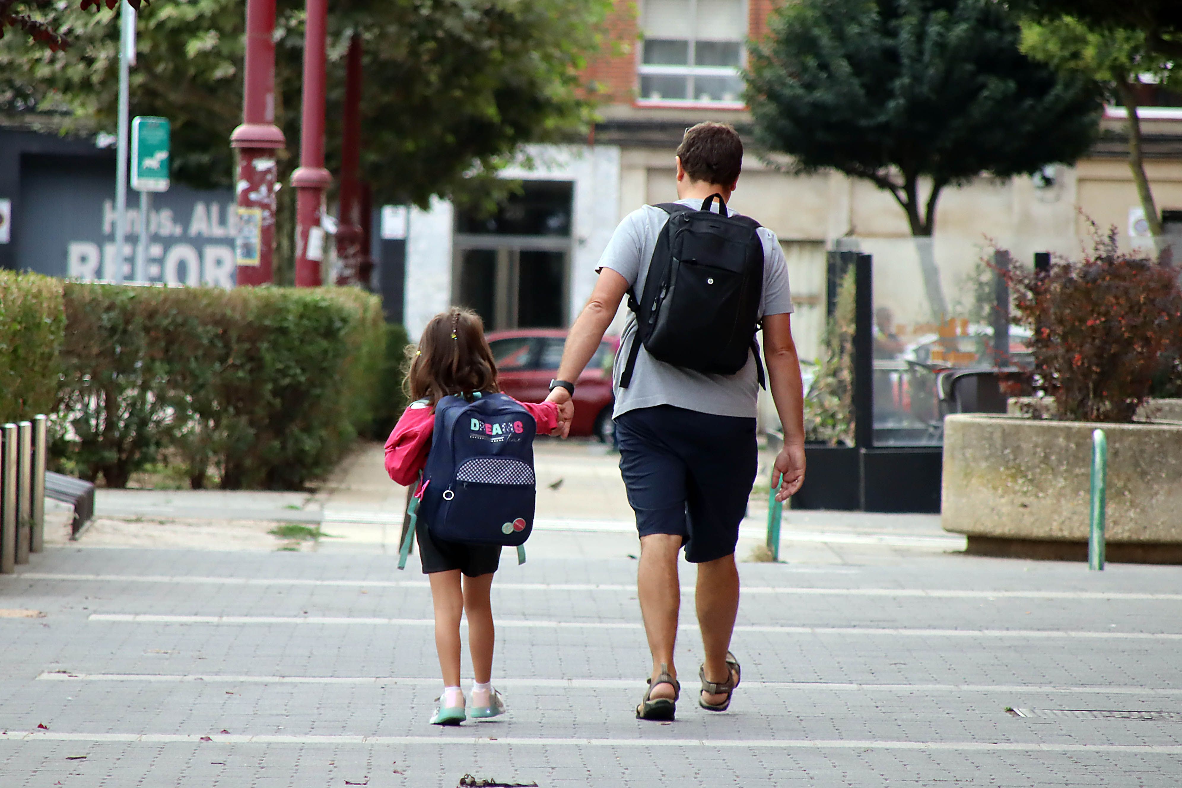 Imagen de archivo de una alumna con su padre en la ciudad de León. | ICAL