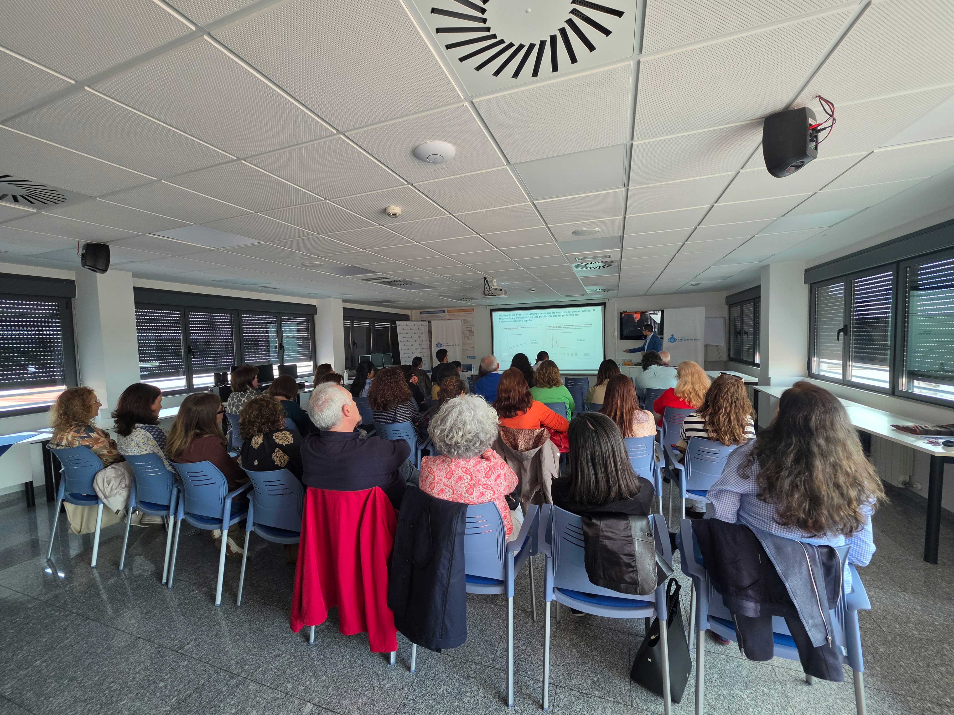 Durante la sesión, el especialista del Hospital San Juan de Dios, Tomás de Benito, ha realizado una presentación de CardioLeón, el nuevo centro de referencia en salud cardiovascular en León. | L.N.C.