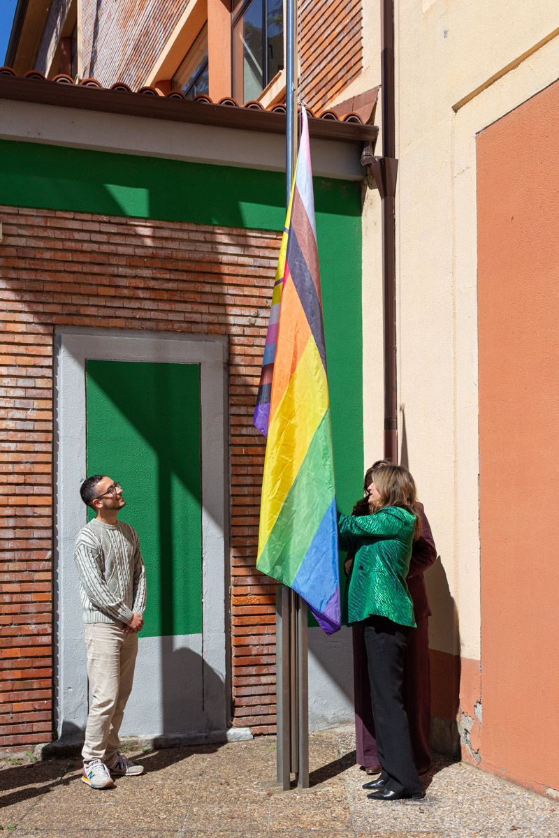 Momento en el que la rectora, Nuria González, iza la bandera en El Albéitar. | L.N.C.