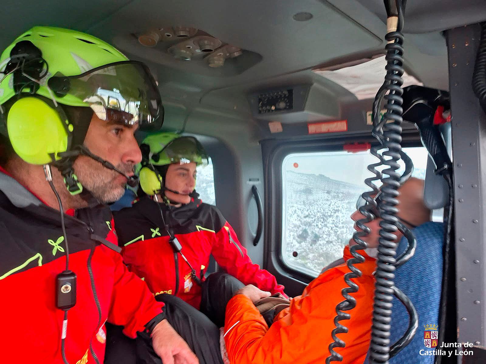 Tras alcanzar el punto en el que se encuentra el varón extraviado, se facilitó su ascenso al helicóptero de rescate. | L.N.C.