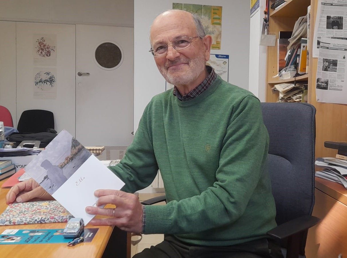 El autor con su nuevo trabajo entre manos. | MAR IGLESIAS