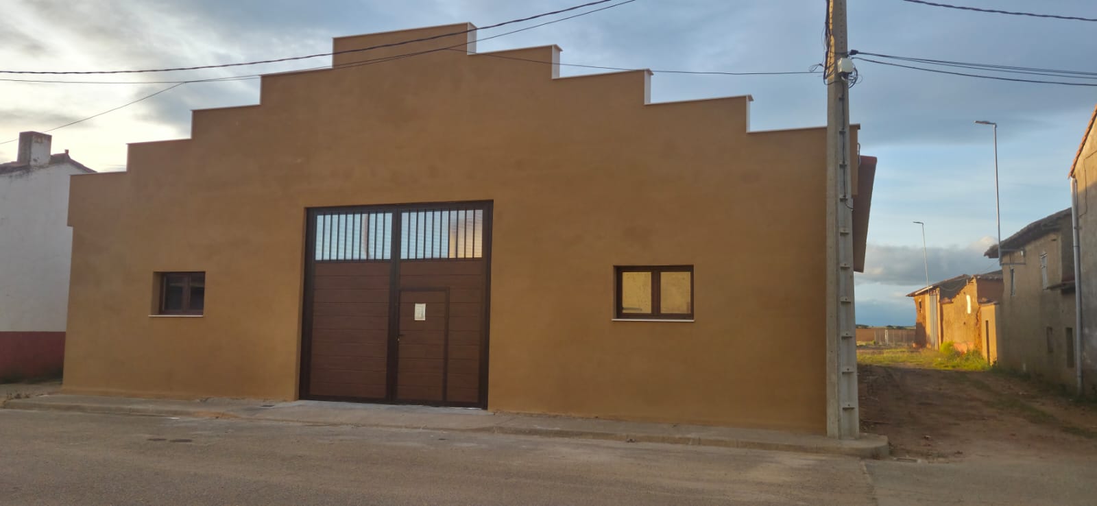 Vista exterior del nuevo espacio de usos múltiples de Villabraz. | L.N.C.