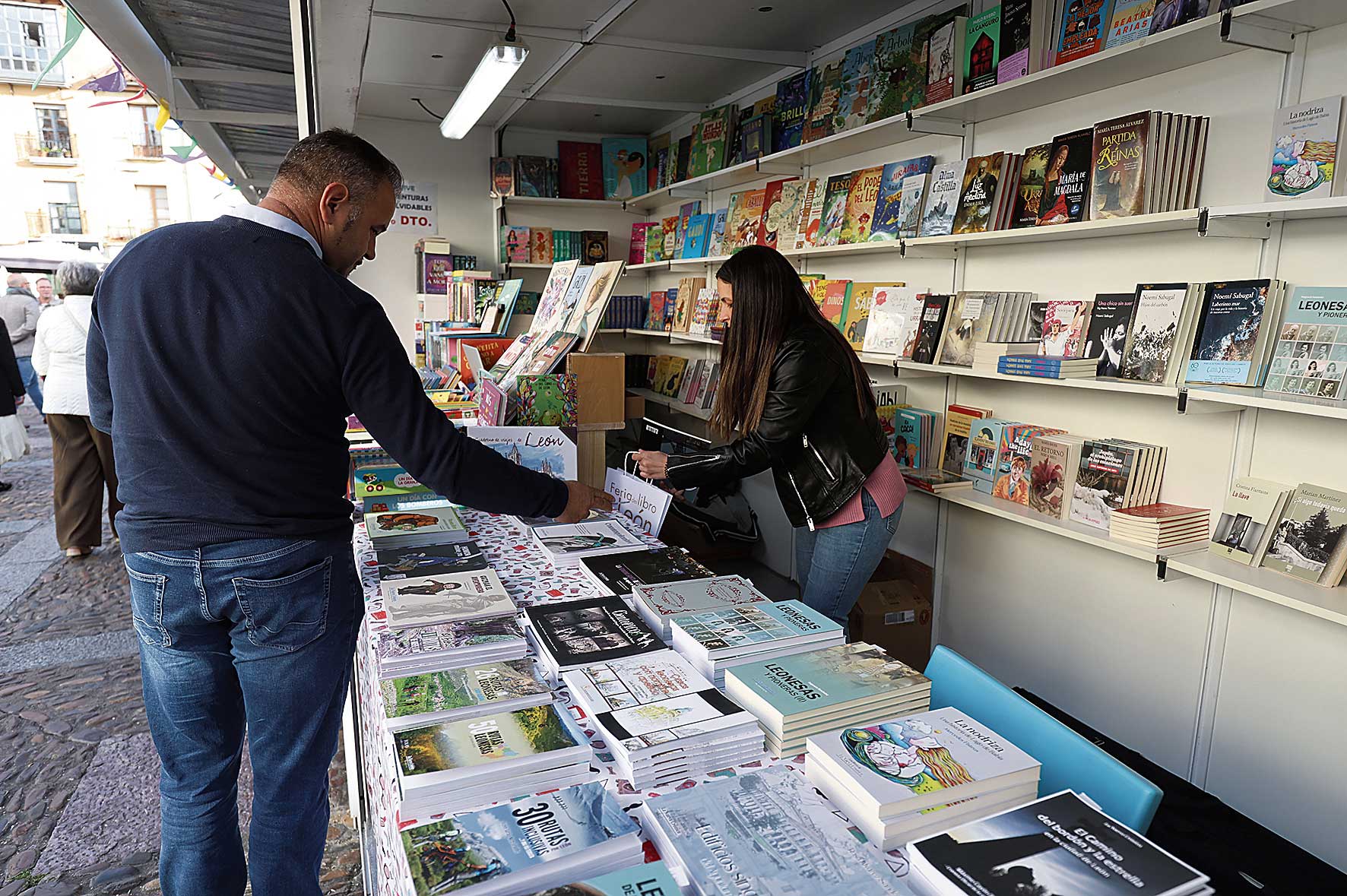 La lluvia respetó la primera jornada de la feria del Libro después de la inauguración del jueves. | FERNANDO OTERO
