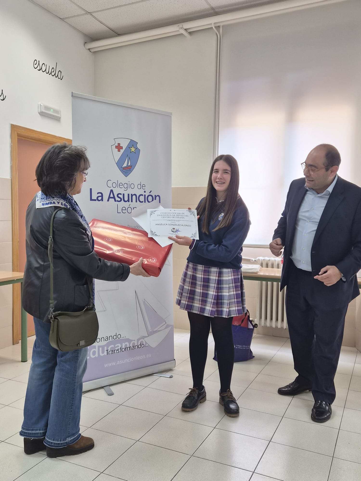 Entrega del premio a la alumna por los representantes del Colegio Oficial de Ingenieros de Minas. | L.N.C. 