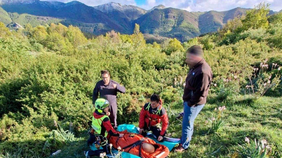 Rescatan a una mujer herida en el pico Gilbo en Riaño