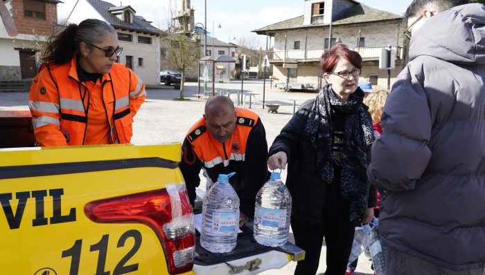 Los problemas en la captación de agua de Santa Lucía obligaron a repartir garrafas de agua a los vecinos de los pueblos. | C.S. (ICAL)