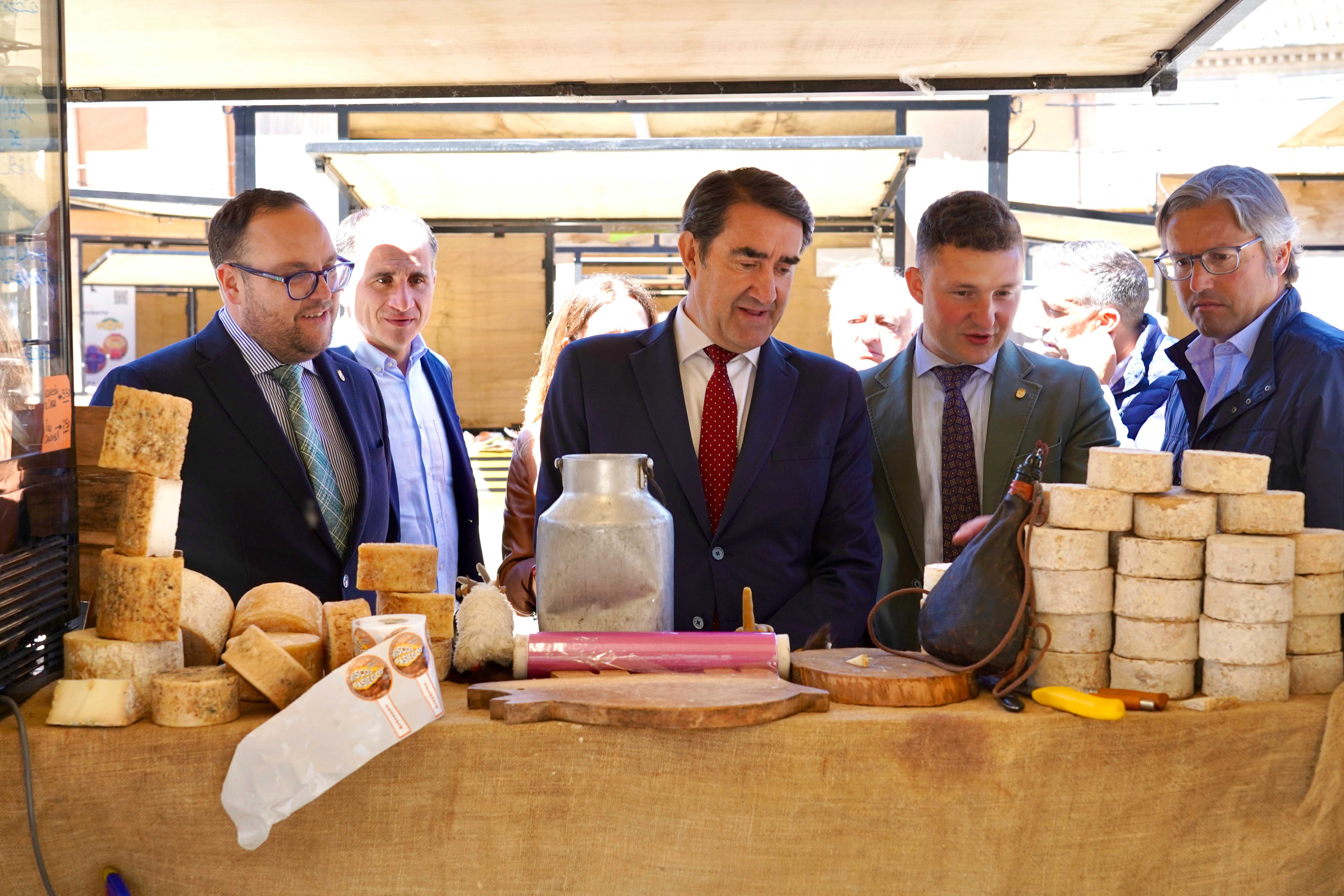 El consejero de Medio Ambiente, Vivienda y Ordenación del Territorio de la Junta, Juan Carlos Suárez Quiñones, inaugura la V Feria Iberqueso de Valencia de Don Juan