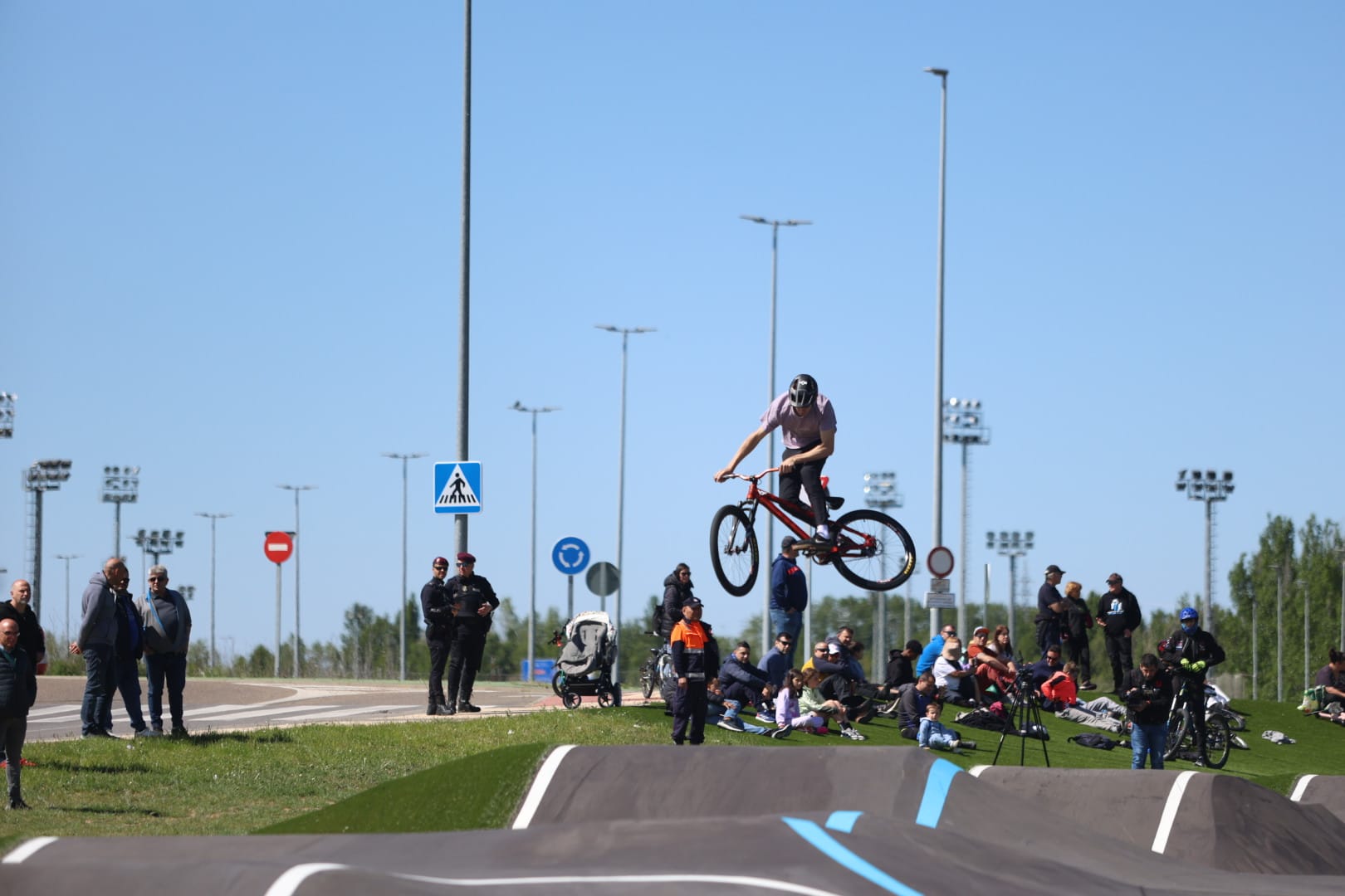 La inauguración del pump track de Puente Castro tuvo exhibiciones de primer nivel, en una jornada muy familiar. REPORTAJE GRÁFICO FERNANDO OTERO