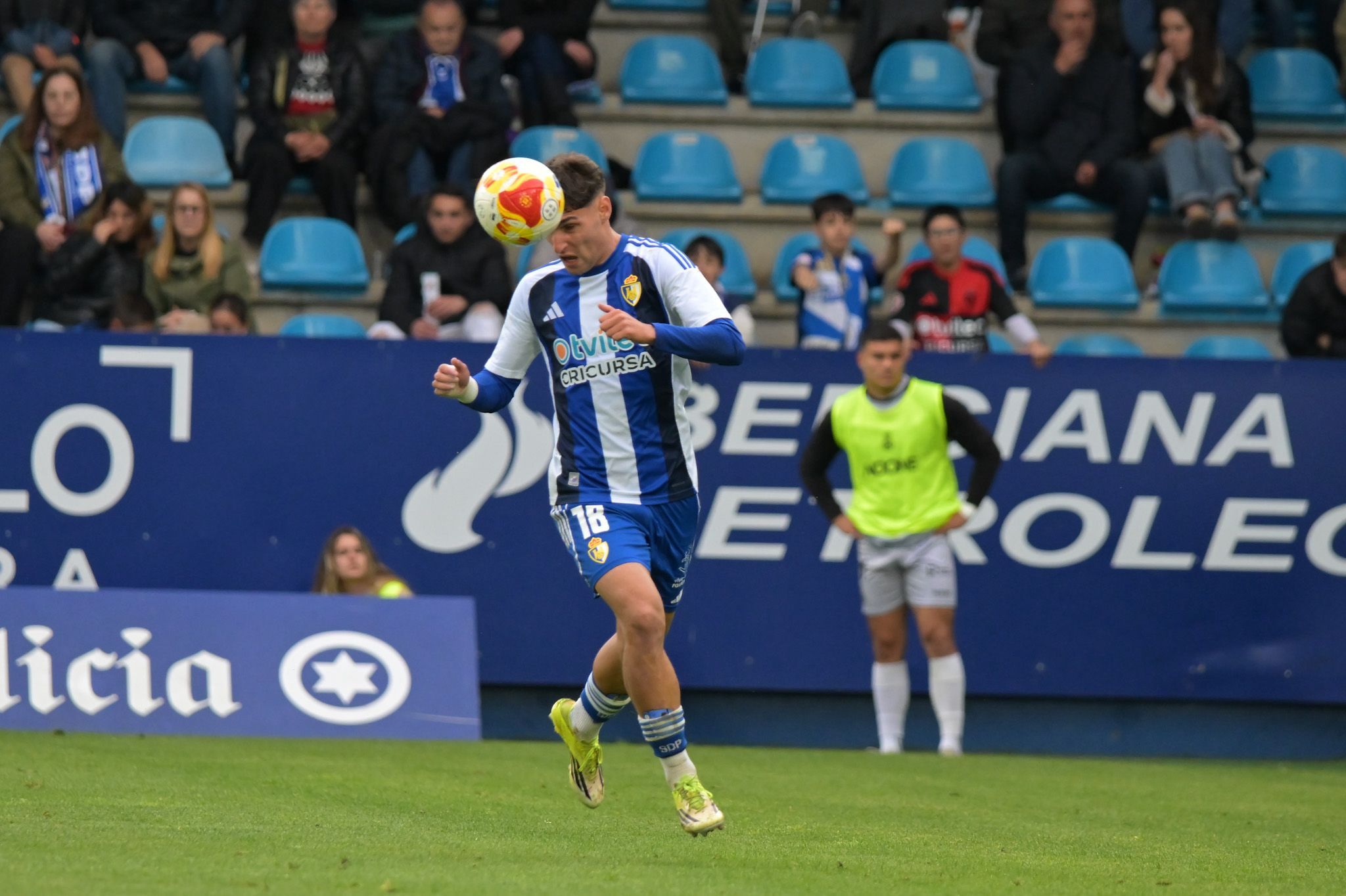 Borja Vázquez controla un balón con la cabeza durante el partido ante el Real Avilés en El Toralín. QUINITO
