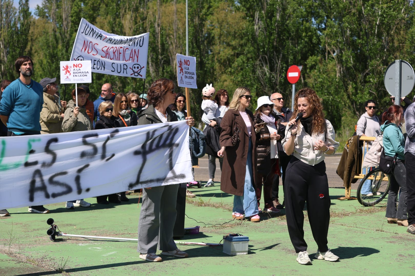 Los vecinos de La Lastra y Puente Castro protestan contra la planta de biomasa