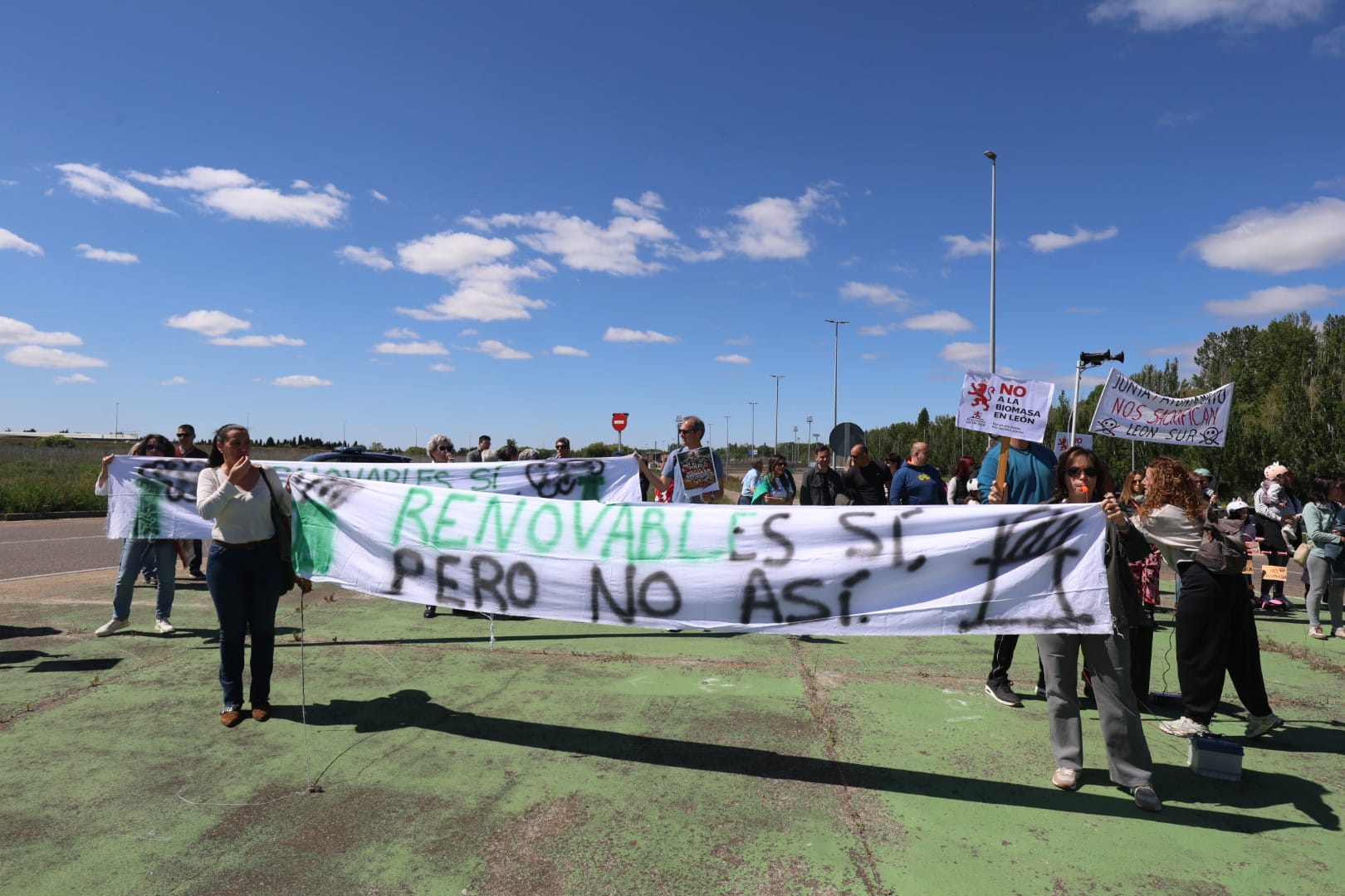 Los vecinos de La Lastra y Puente Castro protestan contra la planta de biomasa