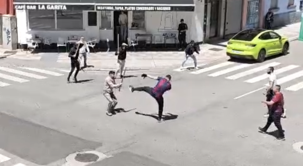 Un instante de la pelea, desde la ventana de uno de los vecinos. | L.N.C.