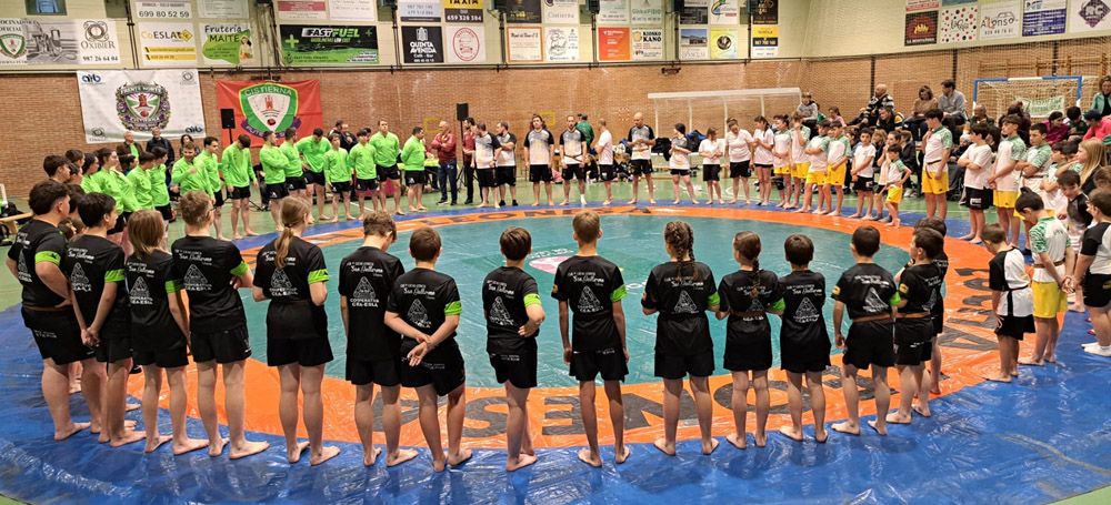 Estampa tradicional del inicio de cada corro de la Liga por Equipos, el saludo entre los contendientes / LNC Estampa tradicional del inicio de cada corro de la Liga por Equipos, el saludo entre los contendientes / LNC