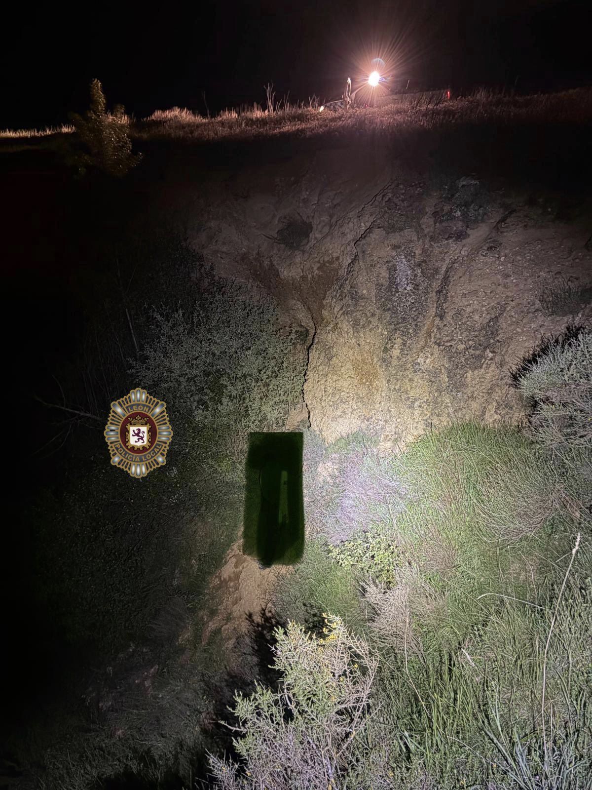 Imagen de la intervención policial para rescatar a los dos jóvenes atrapados durante varias horas en la Candamia. |L.N.C.