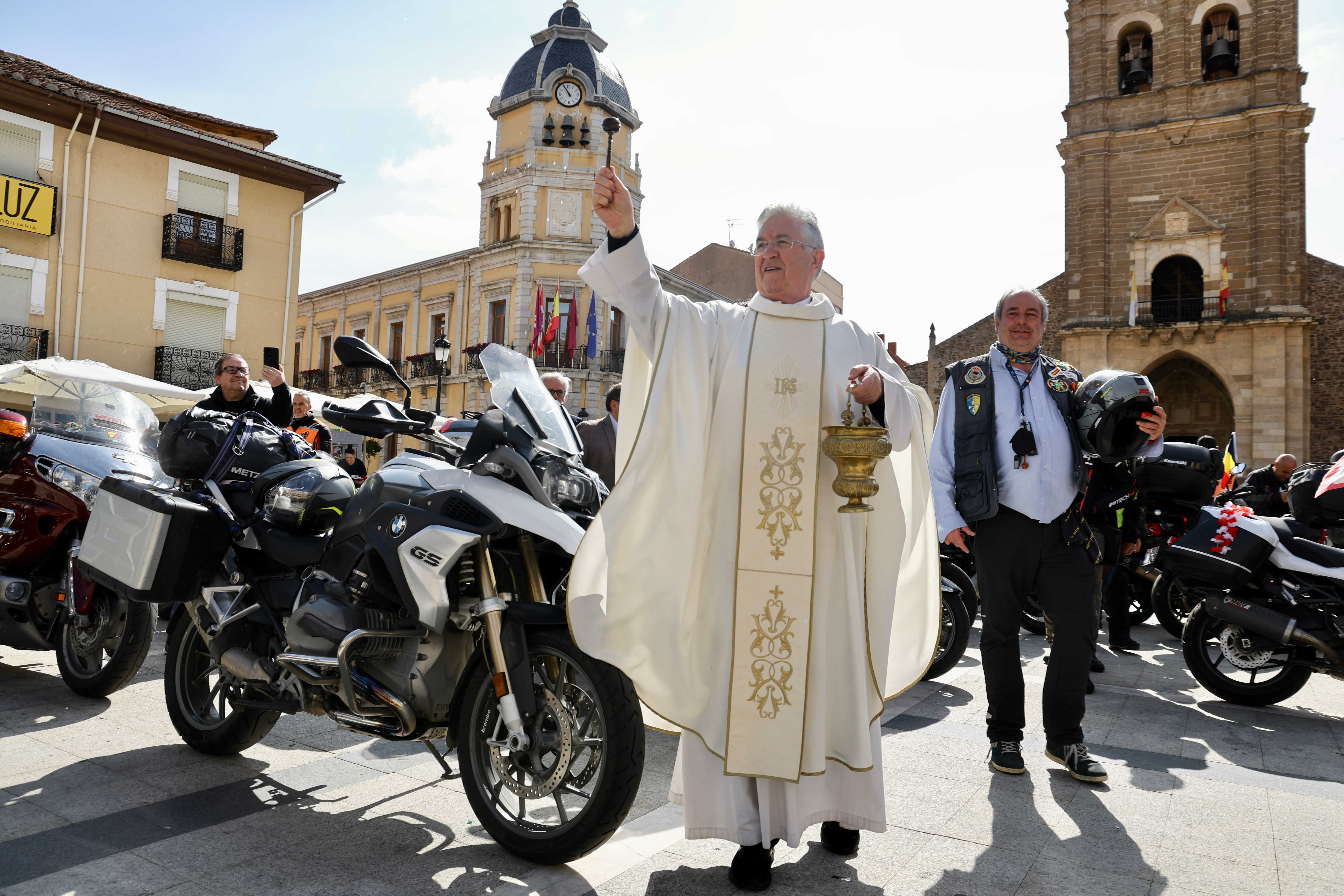 Acto de bendición de motos con motivo de la VIII Concentración Internacional Madonna de los Centauros, que se celebra en La Bañeza. | CARLOS S.CAMPILLO (Ical)