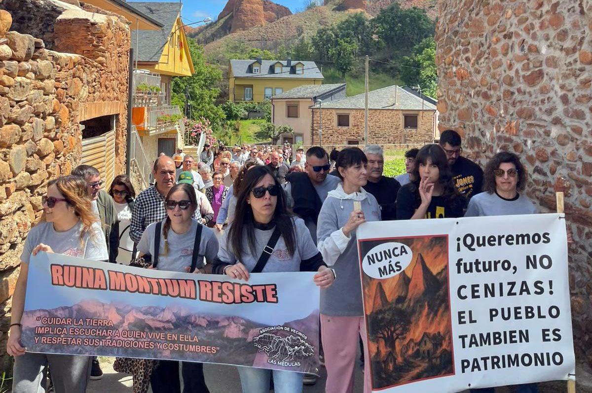 Los vecinos de Médulas claman por más servicios y atención en una protesta en el corazón del Patrimonio de la Humanidad. | ICAL