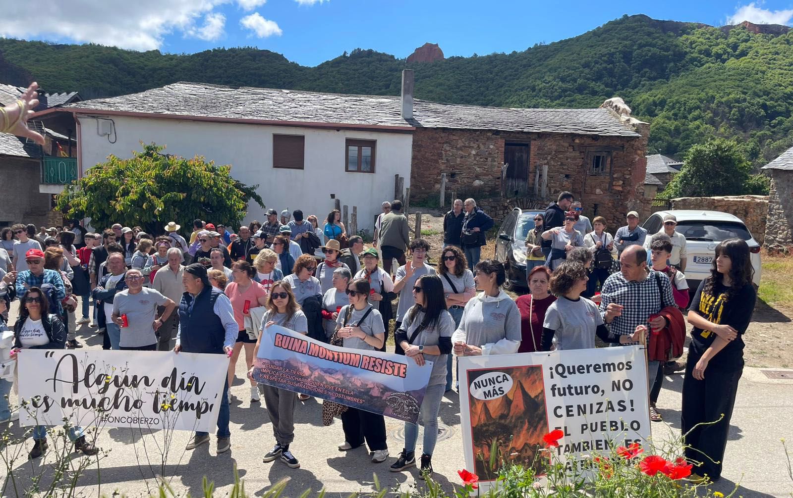 Los vecinos de Médulas claman por más servicios y atención en una protesta en el corazón del Patrimonio de la Humanidad 