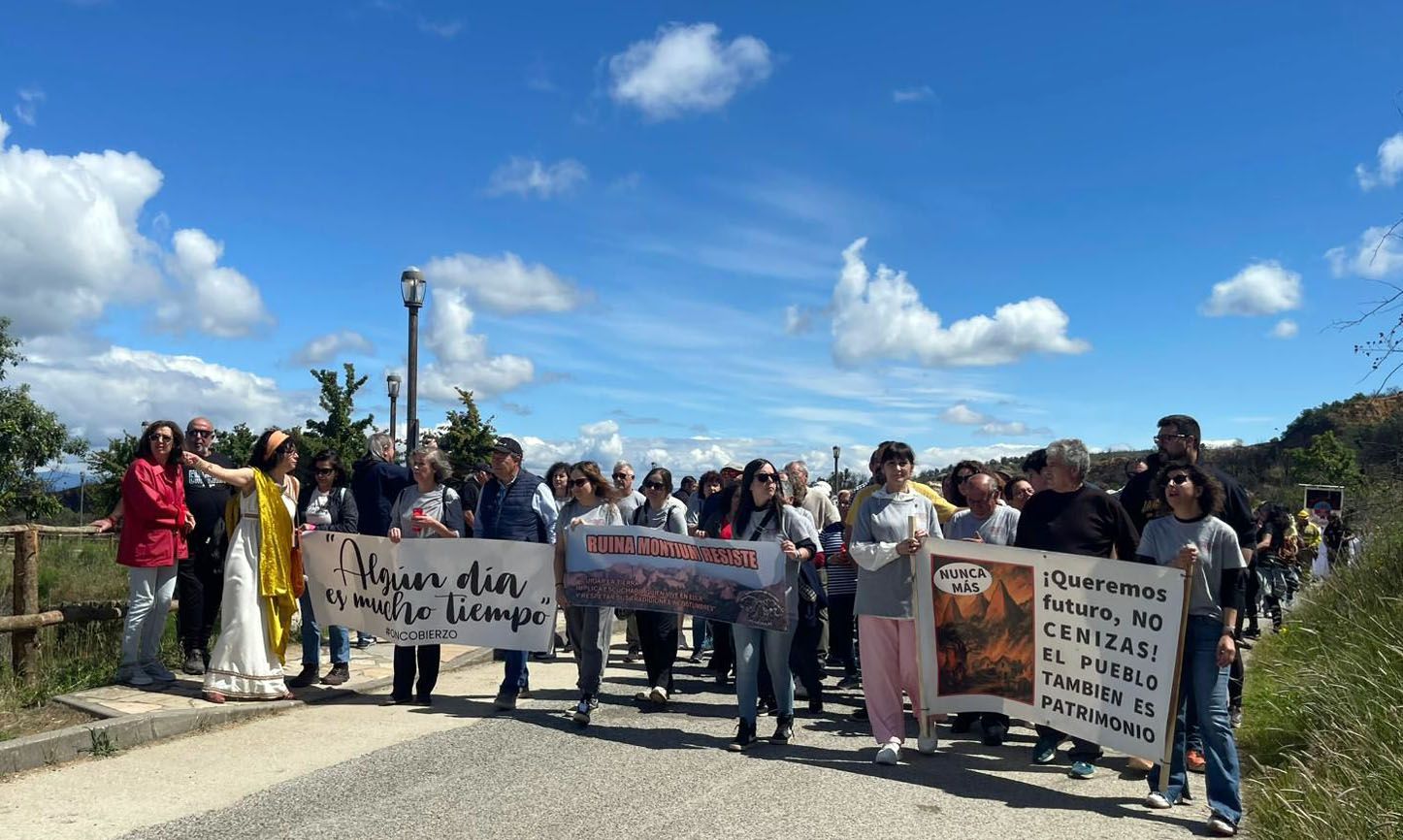 Los vecinos de Médulas claman por más servicios y atención en una protesta en el corazón del Patrimonio de la Humanidad 