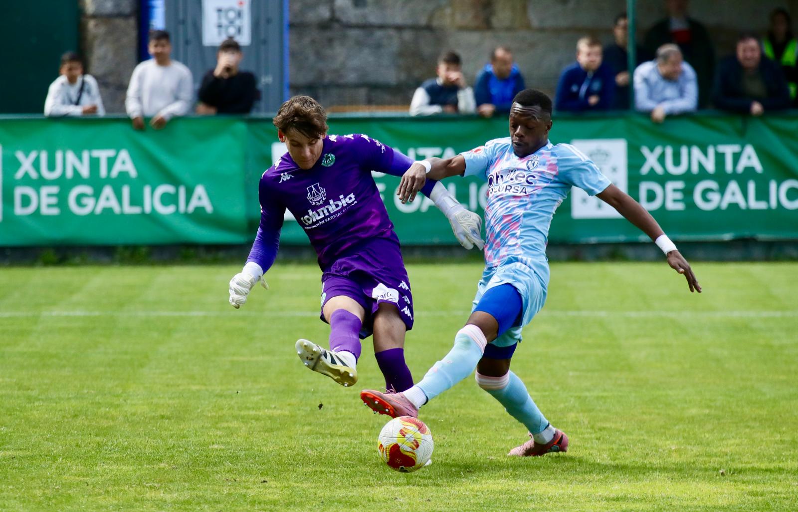 Keita durante una presión a Alvin que casi tiene premio. MIGUEL ÁNGEL (LAREGIÓN)