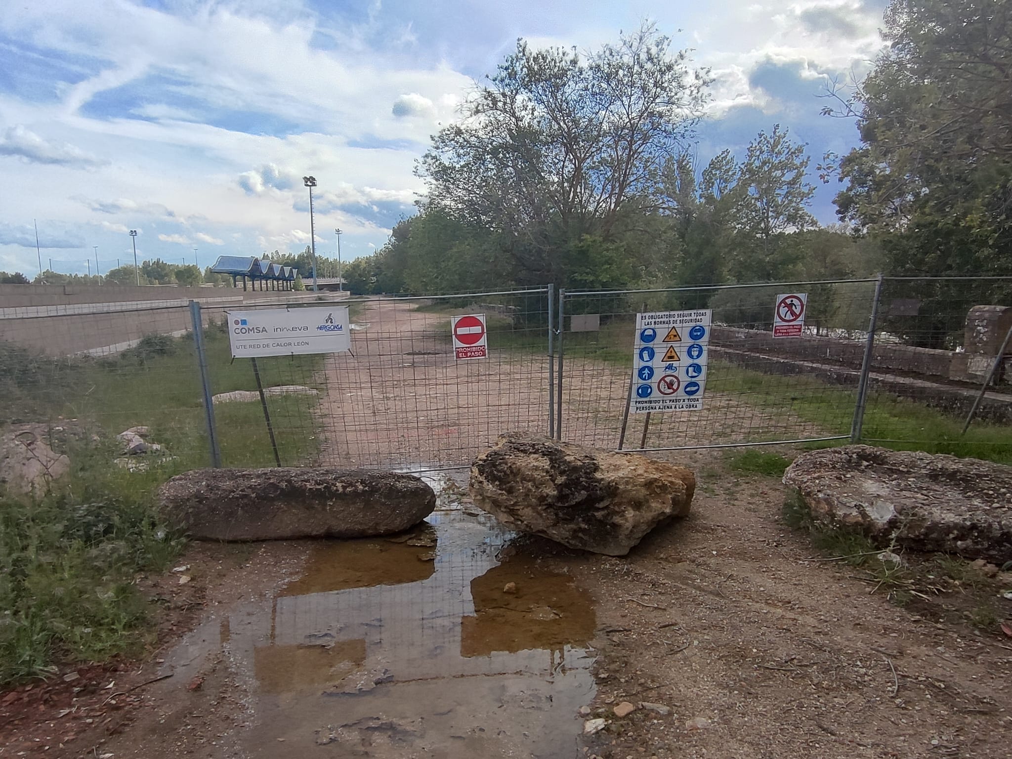 Las obras para urbanizar el terreno de la central de biomasa fueron adjudicadas en noviembre y ya han comenzado. | LNC