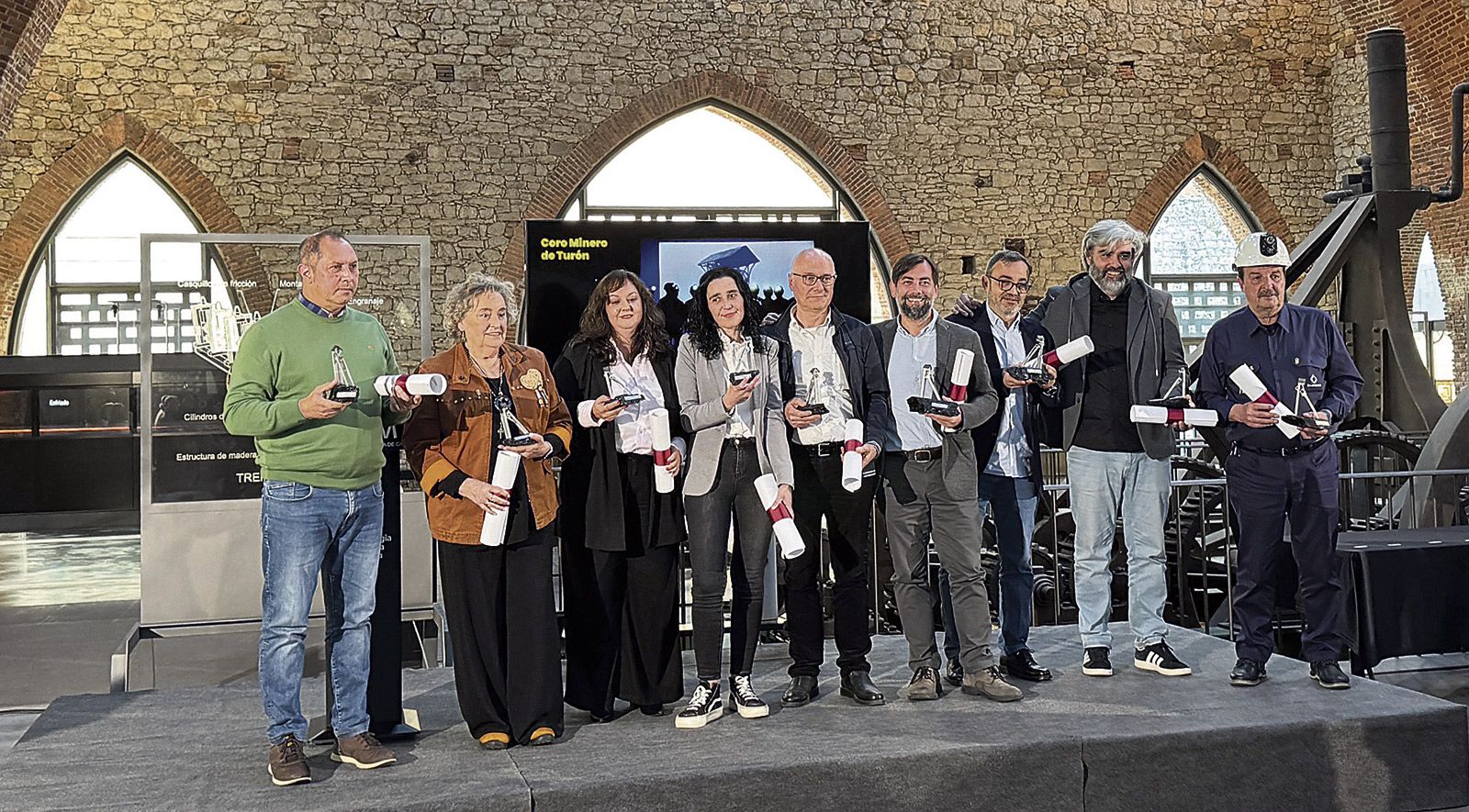 Foto de familia de todos los reconocdos como ‘Guardianes del Patrimonio Minero’. | CHEMA ESCAPA Foto de familia de todos los reconocdos como ‘Guardianes del Patrimonio Minero’. | CHEMA ESCAPA
