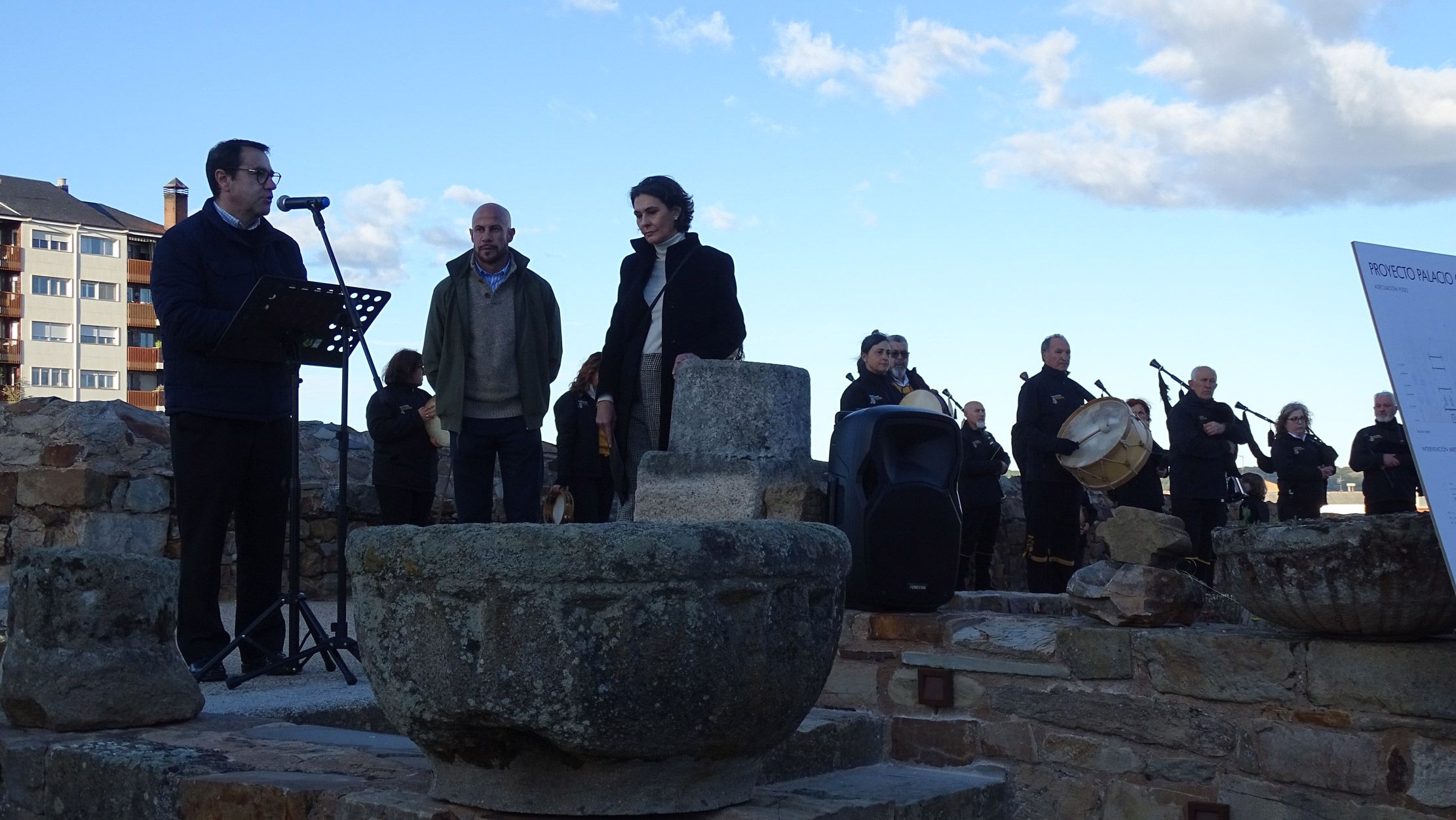 Víctor Murias durante su discurso en la inauguración de los nuevos jardines. | L.N.C. Víctor Murias durante su discurso en la inauguración de los nuevos jardines. | L.N.C.