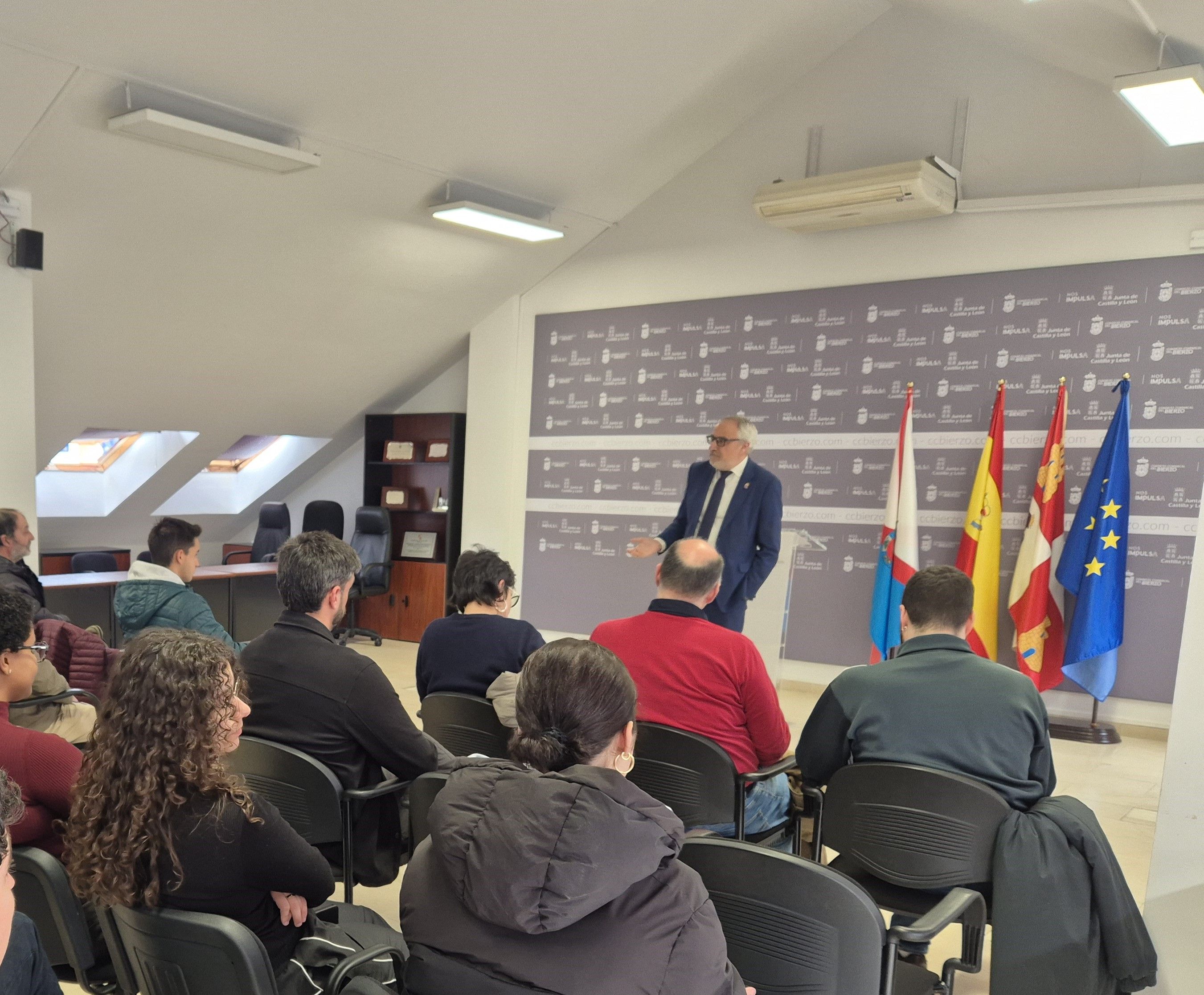 Ramón con los estudiantes.