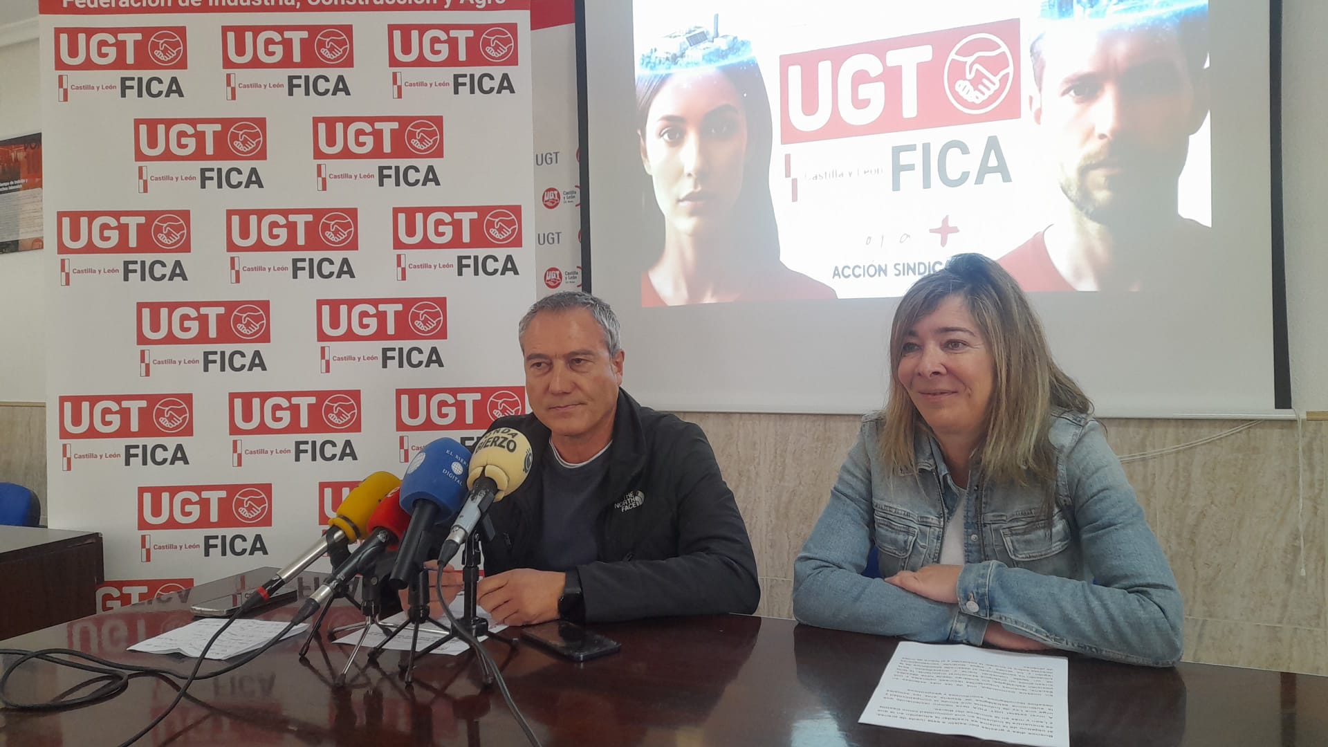 Díez y Vega en rueda de prensa, antes de la reunión de delegados. | MAR IGLESIAS