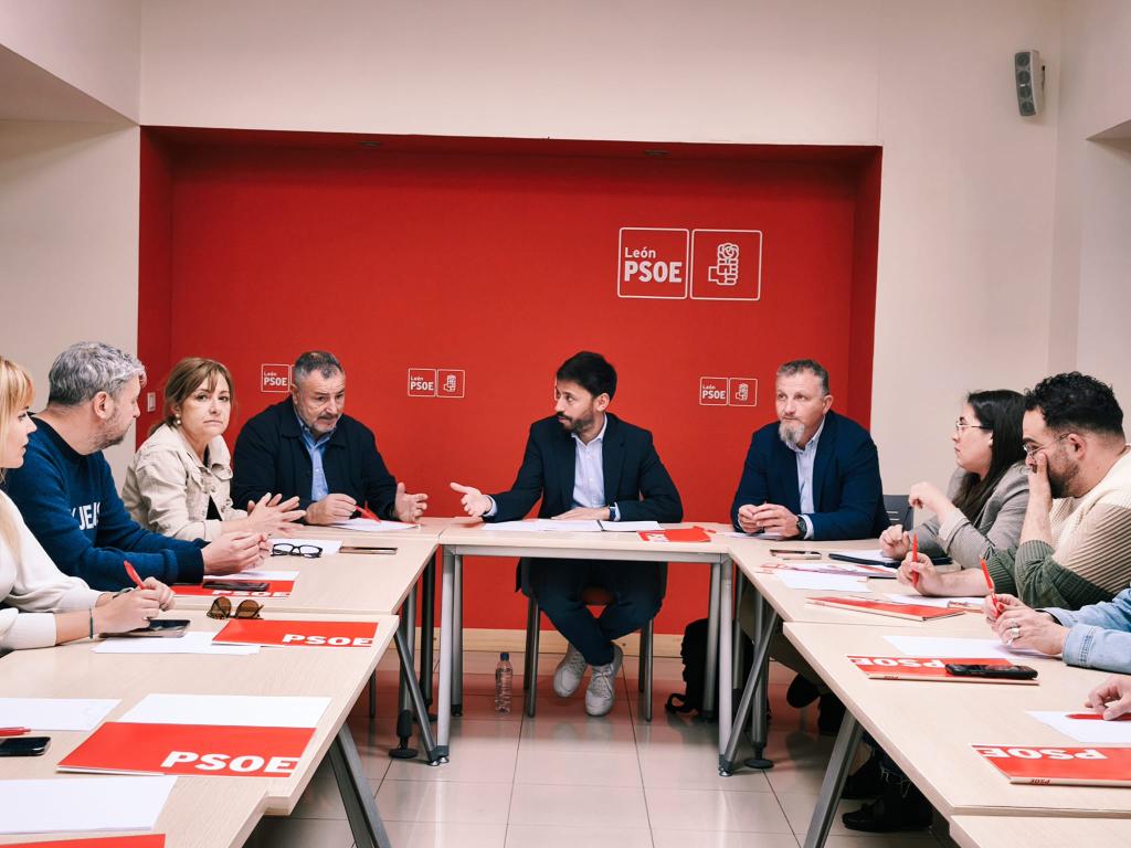 Un instante de la reunión del PSOE de León.