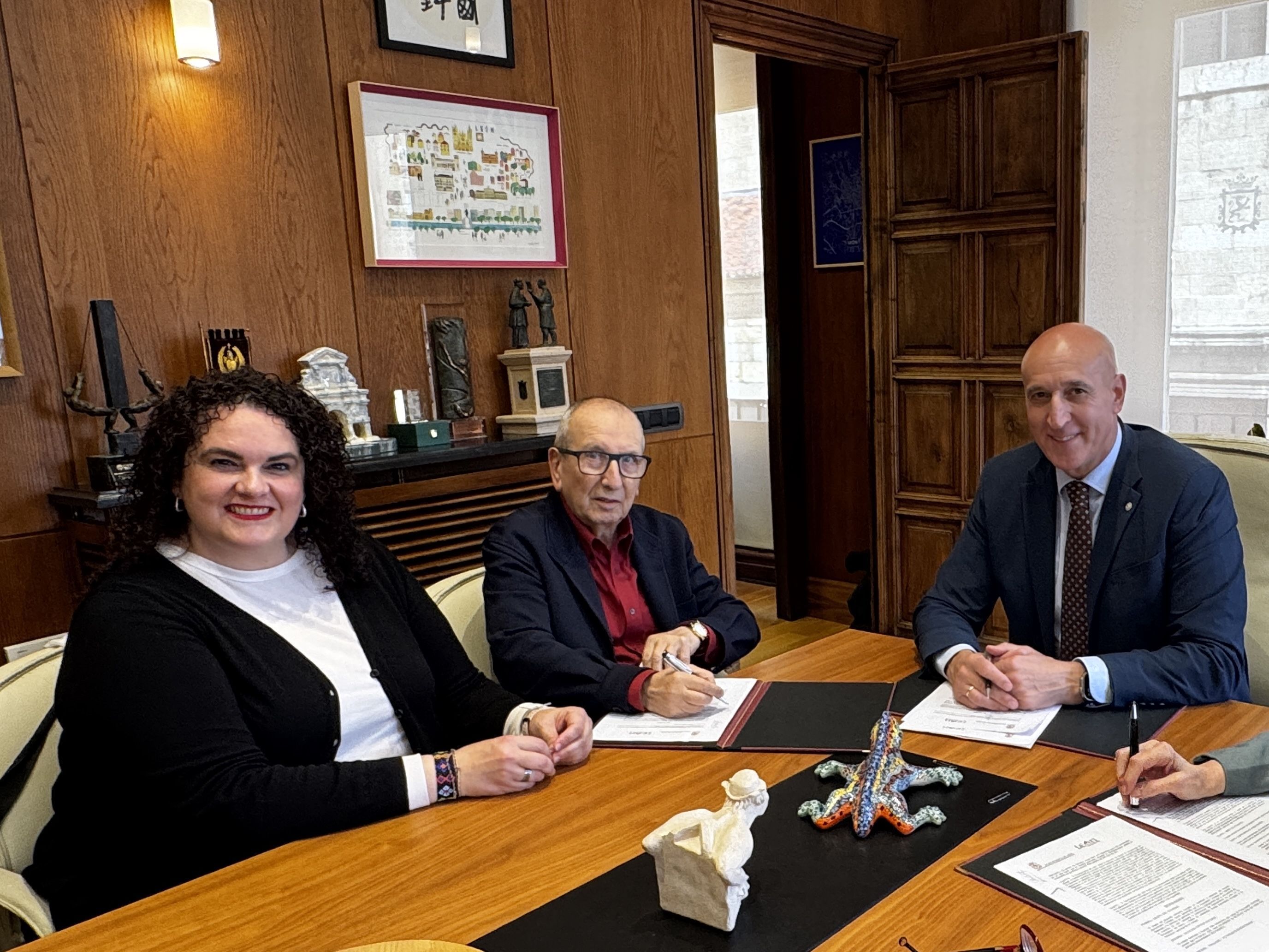 Una imagen de la firma del convenio entre Asleca y el Ayuntamiento de León.