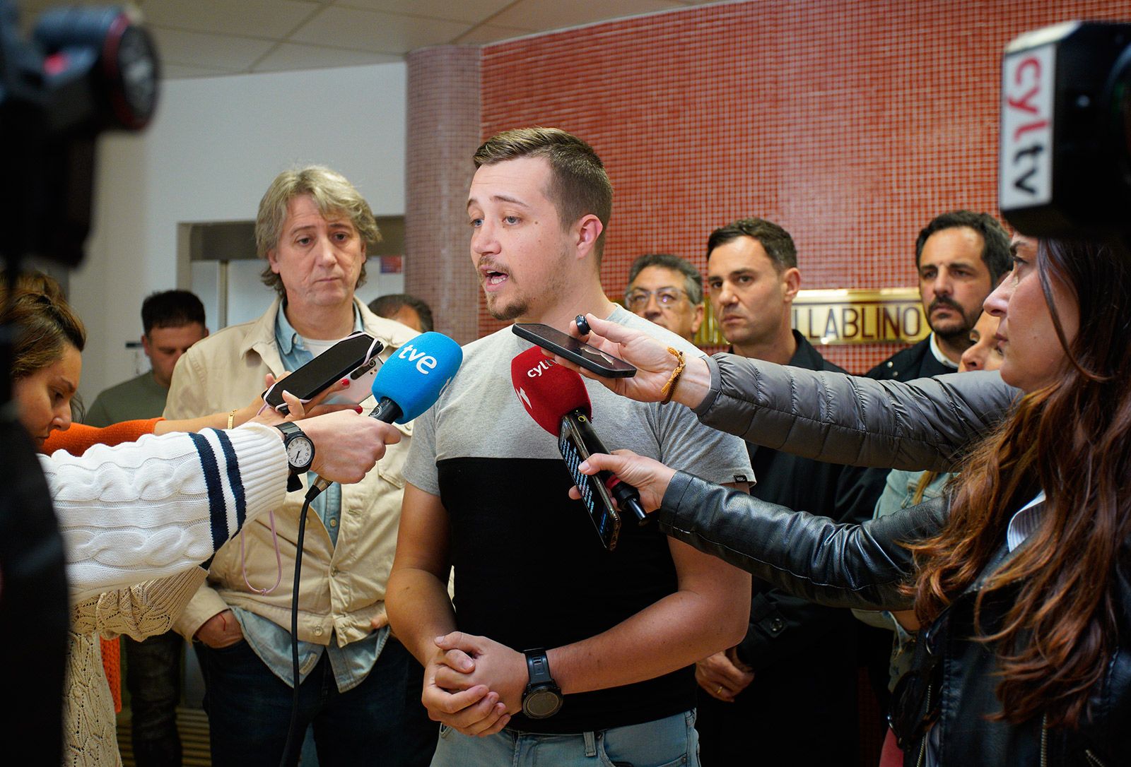 El representante de los mineros afectados atiende a los medios. | ICAL