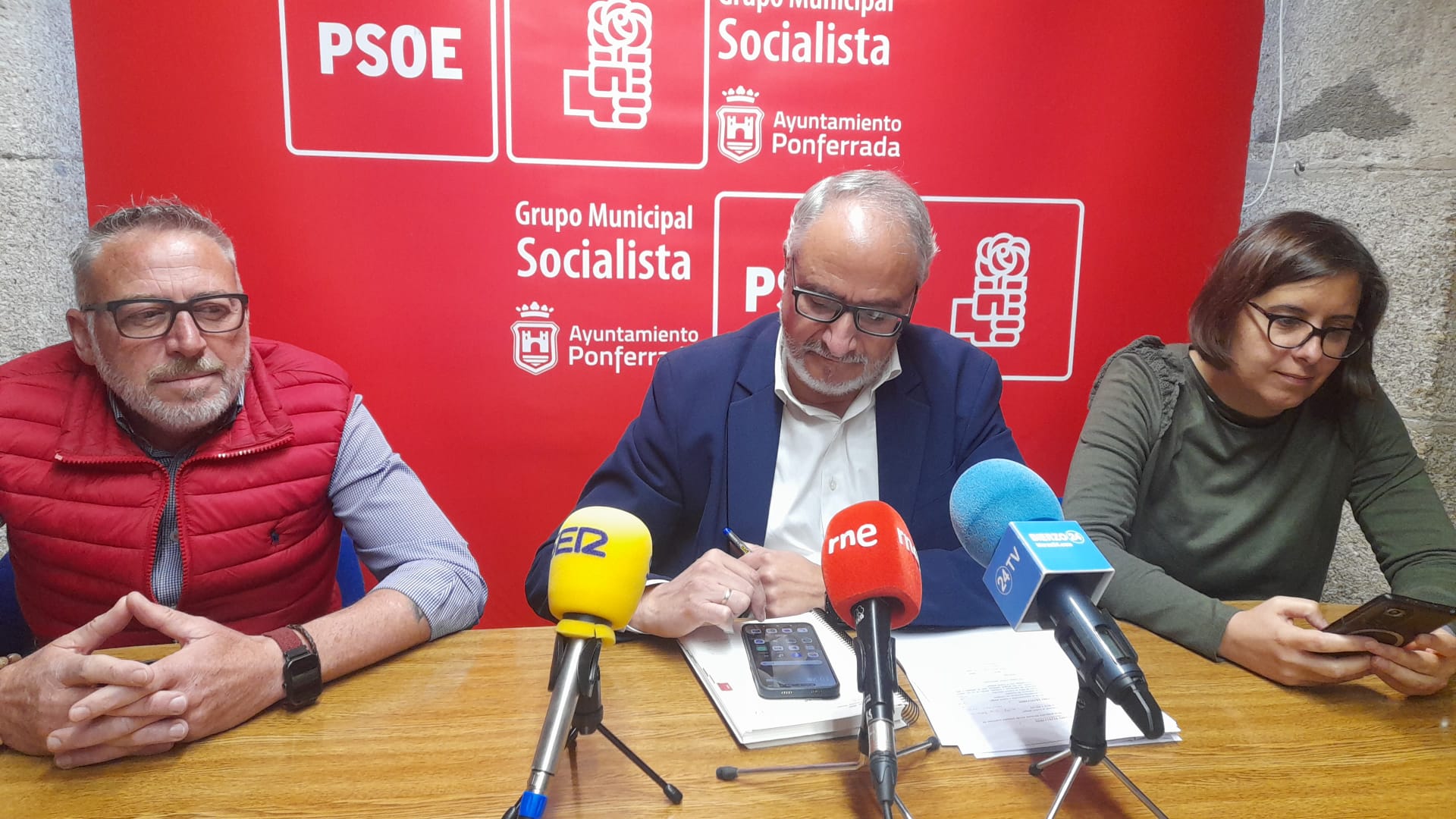 Olegario Ramón y sus concejales en rueda de prensa. | MAR IGLESIAS