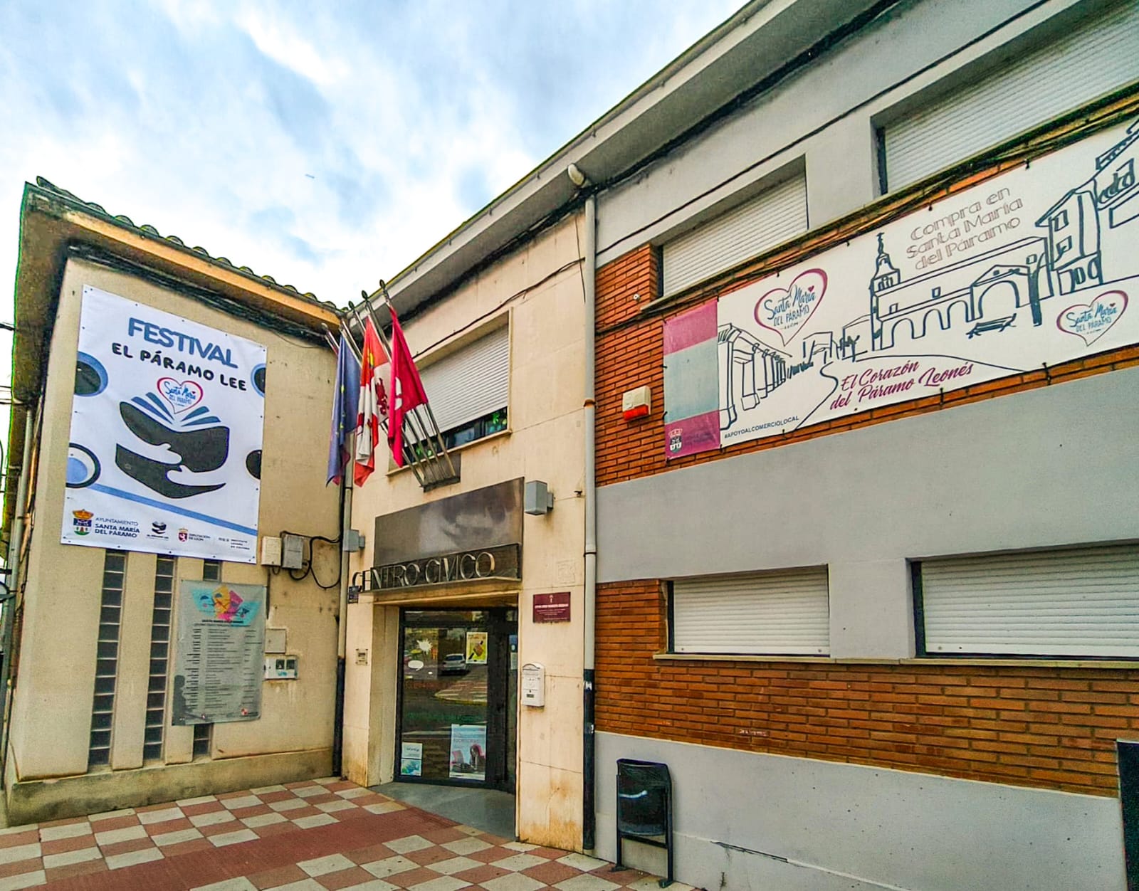 Biblioteca de Santa María del Páramo con la pancarta del festival 'El Páramo Lee'. | A. RODRÍGUEZ