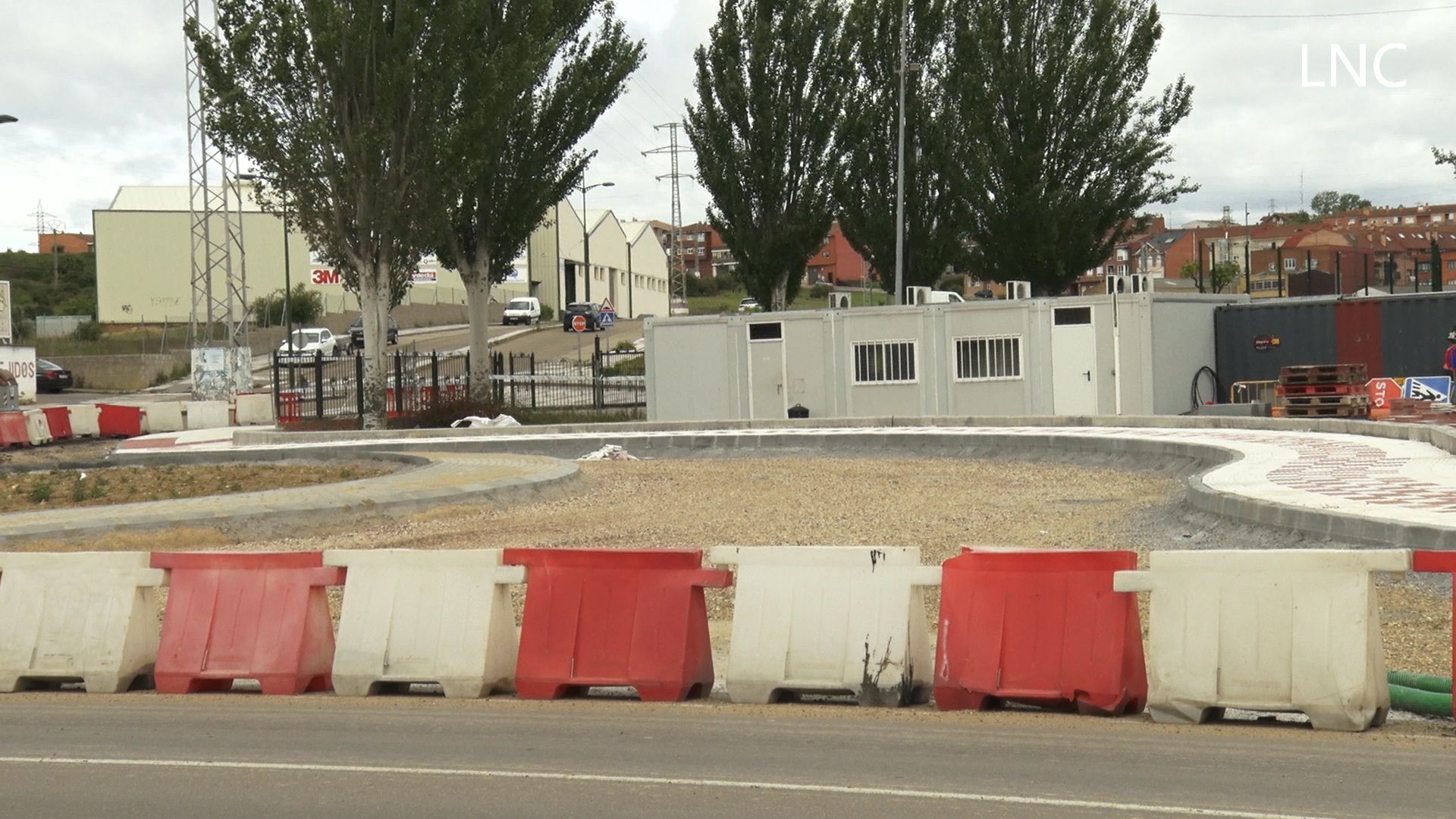 Nuevos retrasos en la obra de Adif en Navatejera por un "problemilla" en la rotonda