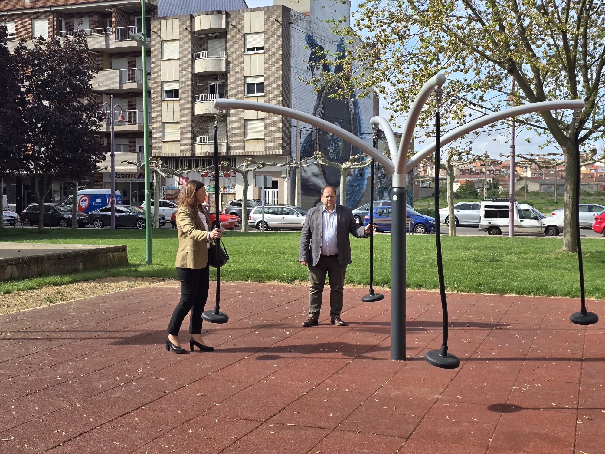 Elena Bailez y Javier Carrera junto al nuevo juego infantil en la plaza del Carnaval.| L.N.C.