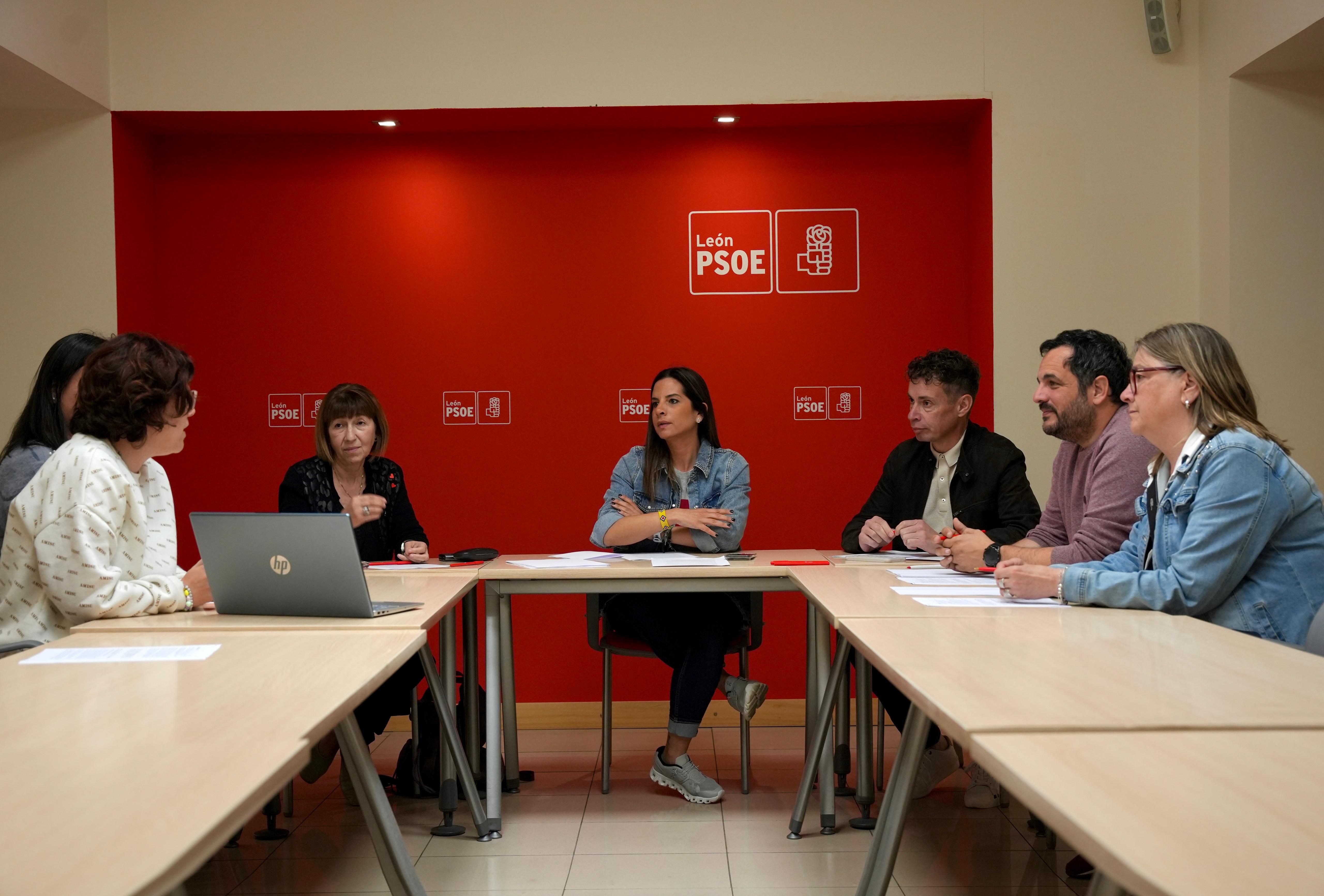 Un instante de la reunión del PSOE con los AMPA rurales.