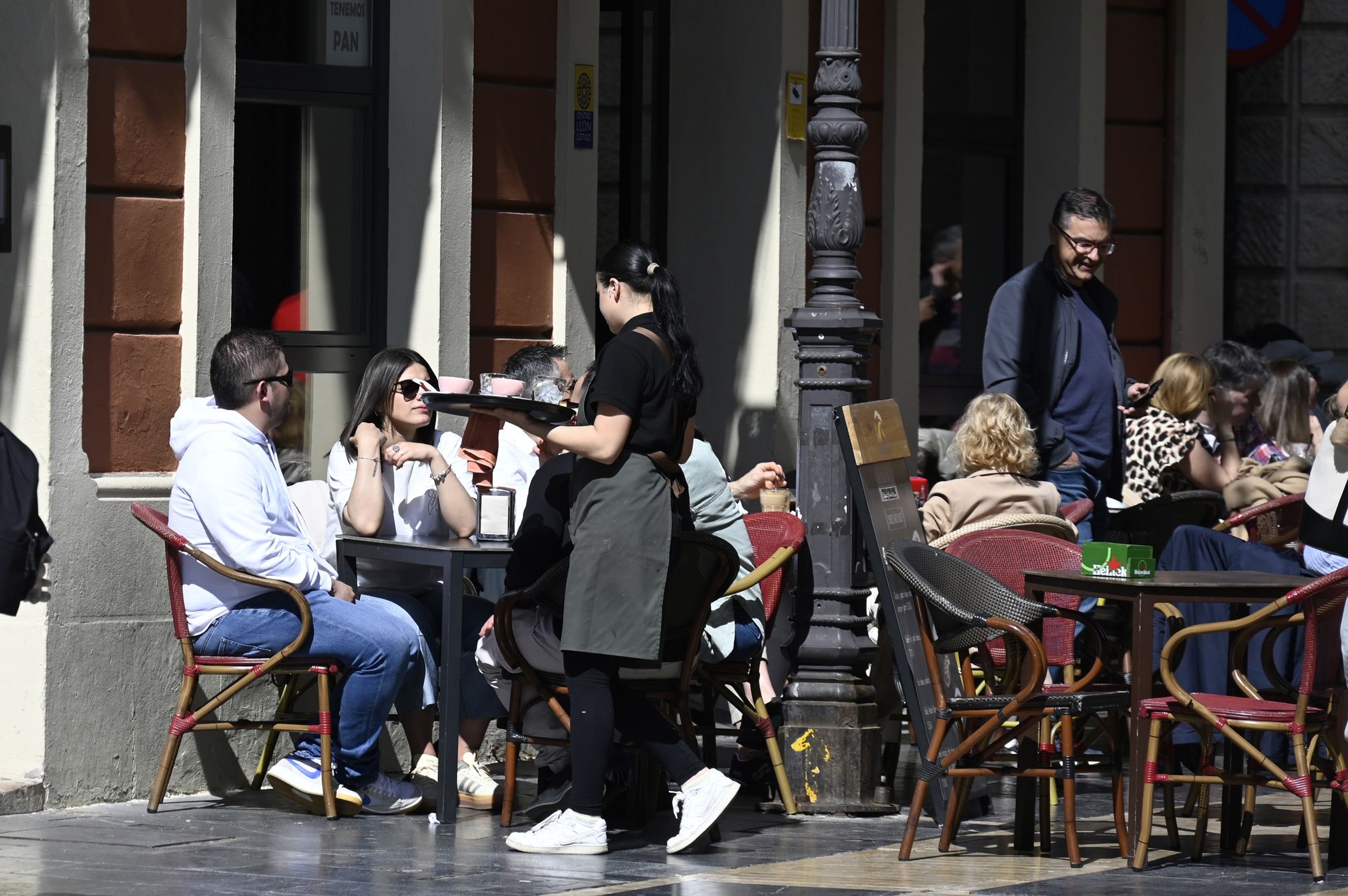La hostelería sigue encabezando las contrataciones en la provincia de León. | SAÚL ARÉN