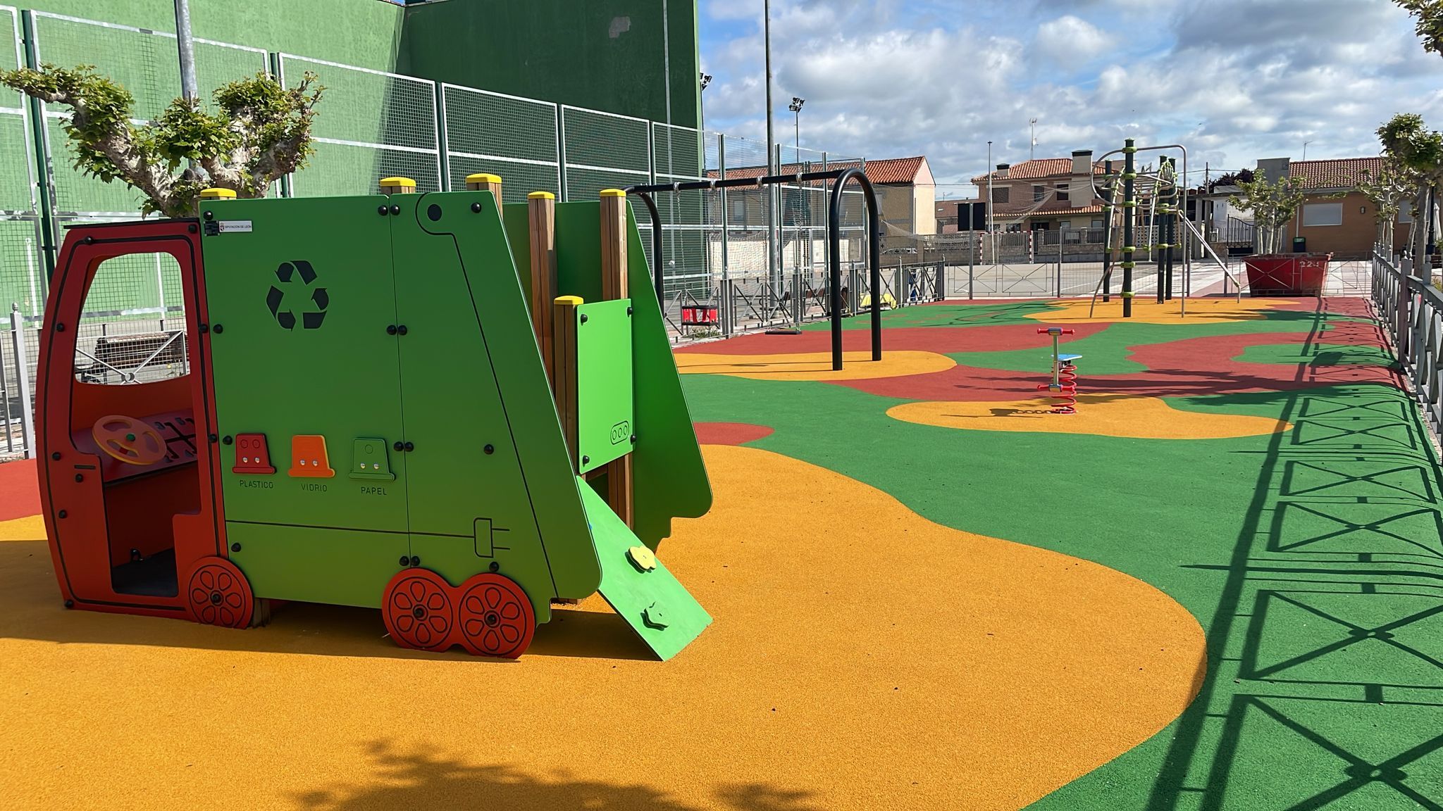 Así luce el renovado parque infantil del polideportivo de Villarrodrigo. | L.N.C.