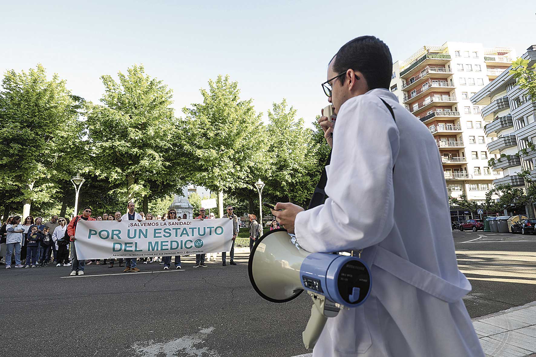 Decenas de médicos se manifestaron este martes por la tarde en León. | FERNANDO OTERO