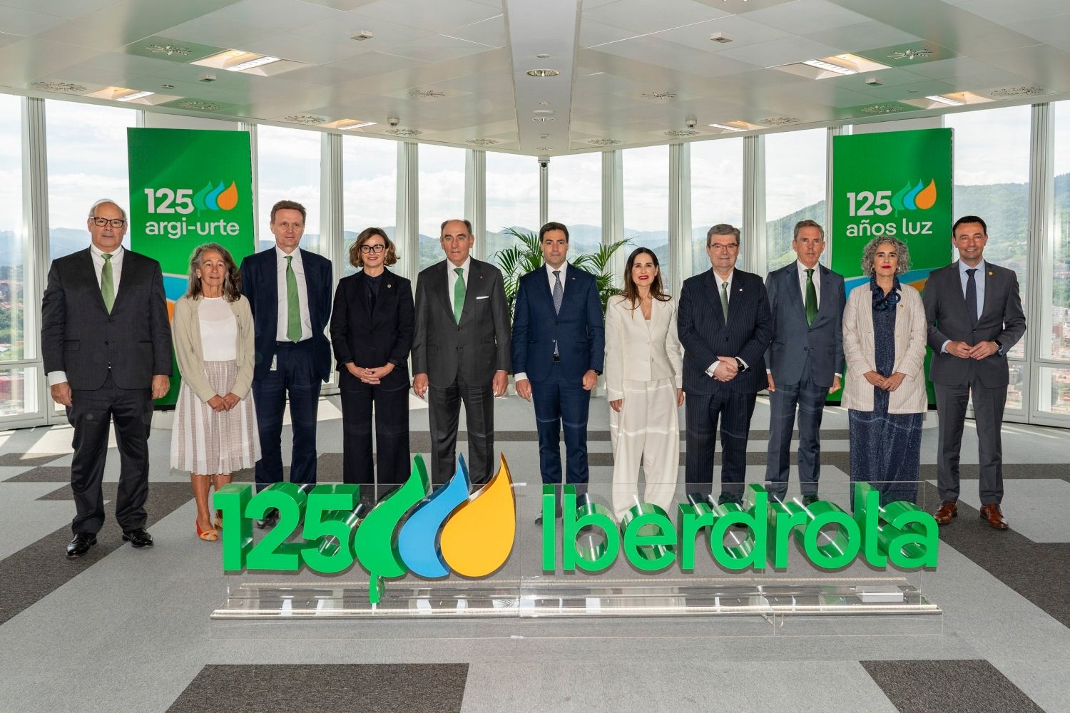 Foto de familia del acto conmemorativo de los 125 años de Iberdrola celebrado en Bilbao | L.N.C.
