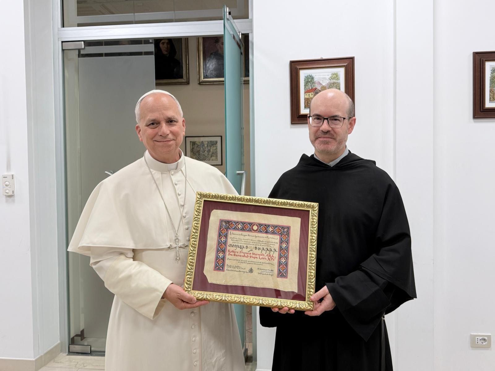 El Papa León XIV y el Asistente General de la Orden posan con el recuerdo conmemorativo de la asociación agustiniana leonesa. | L.N.C.