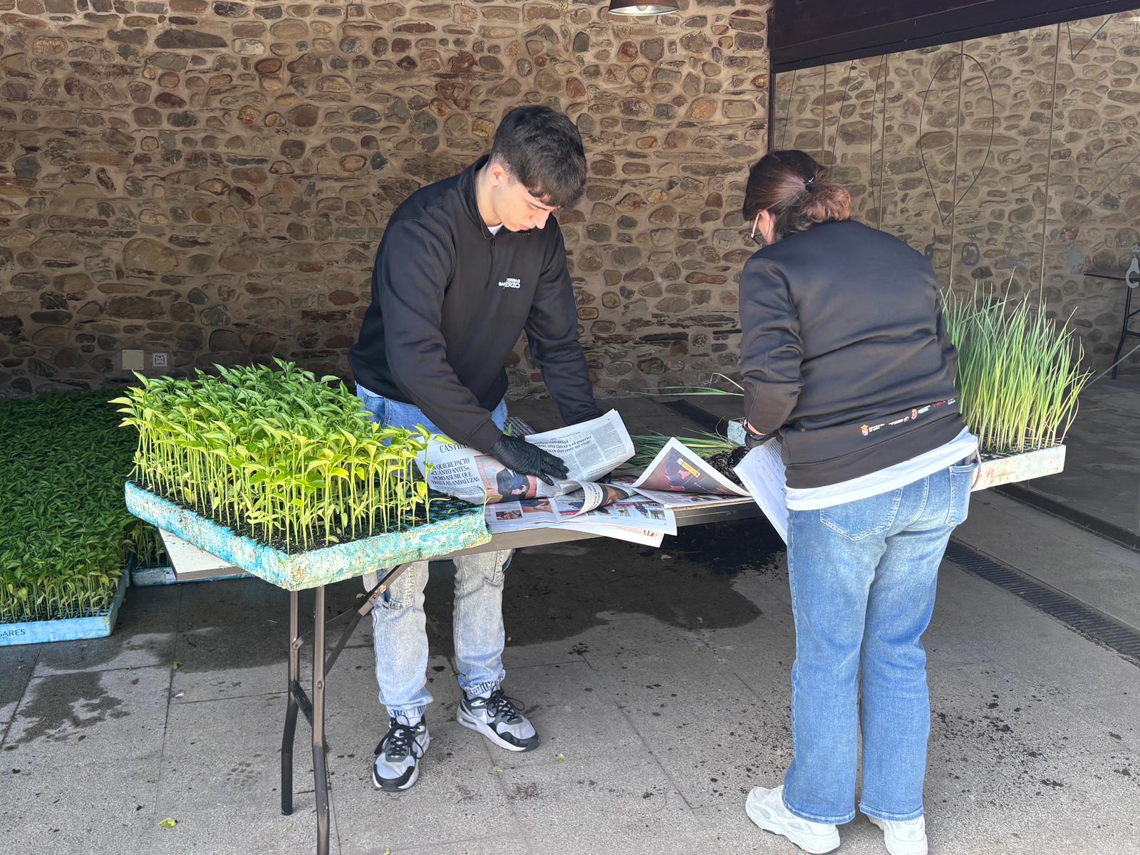 Reparto de plantas del Banco de Tierras en Carracedelo. | JAVIER FERNÁNDEZ