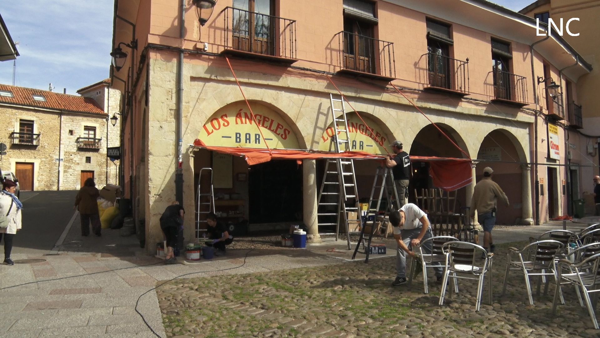 La plaza del Grano de León viaja a los 80 para rodar una serie de Netflix
