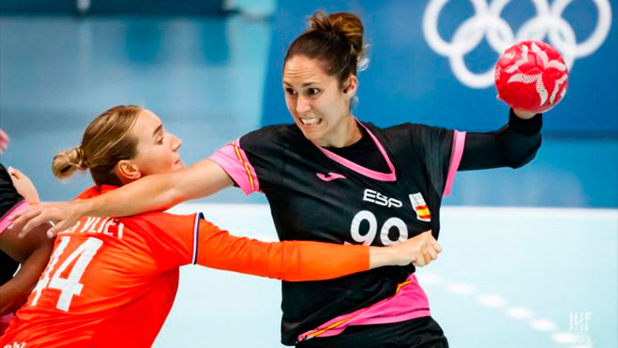 Mireya González lanza a portería durante uno de los partidos disputados en los Juegos Olímpicos. | IHF